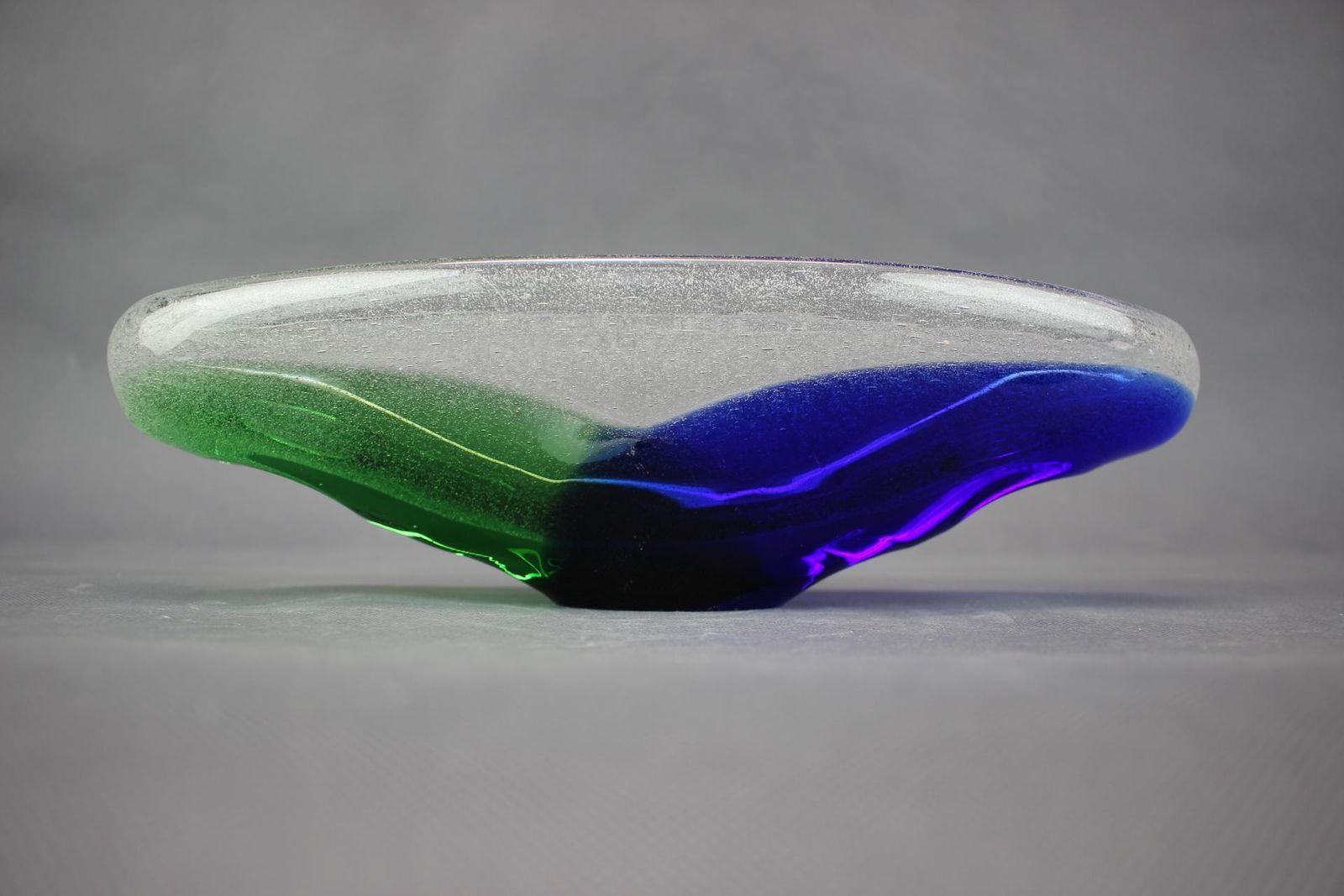 Mid-Century Tsjechoslowaaks Novy Bor blauw en groen kunstglas schaal, jaren 1960 photo for sale