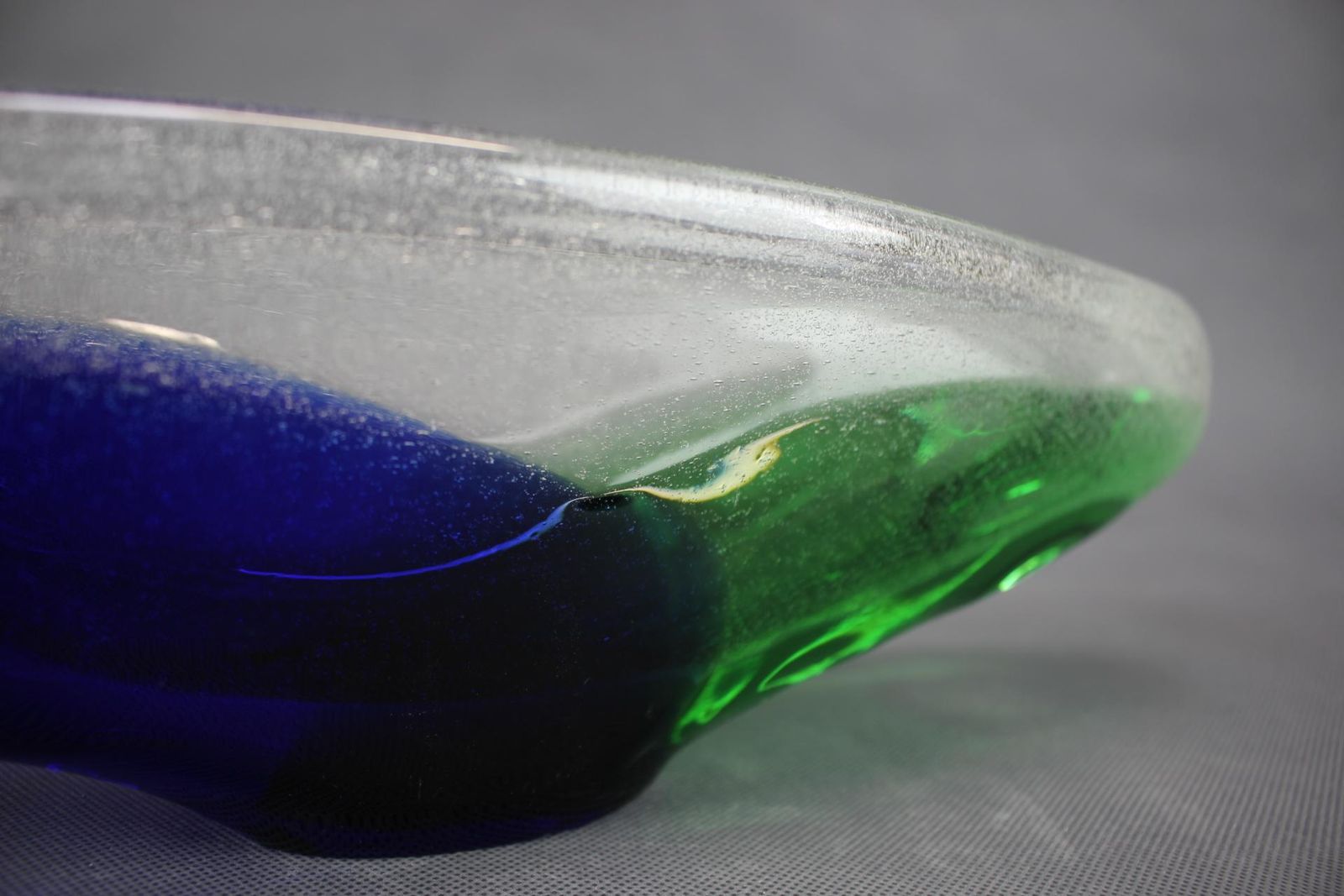 Mid-Century Tsjechoslowaaks Novy Bor blauw en groen kunstglas schaal, jaren 1960 photo vinterior