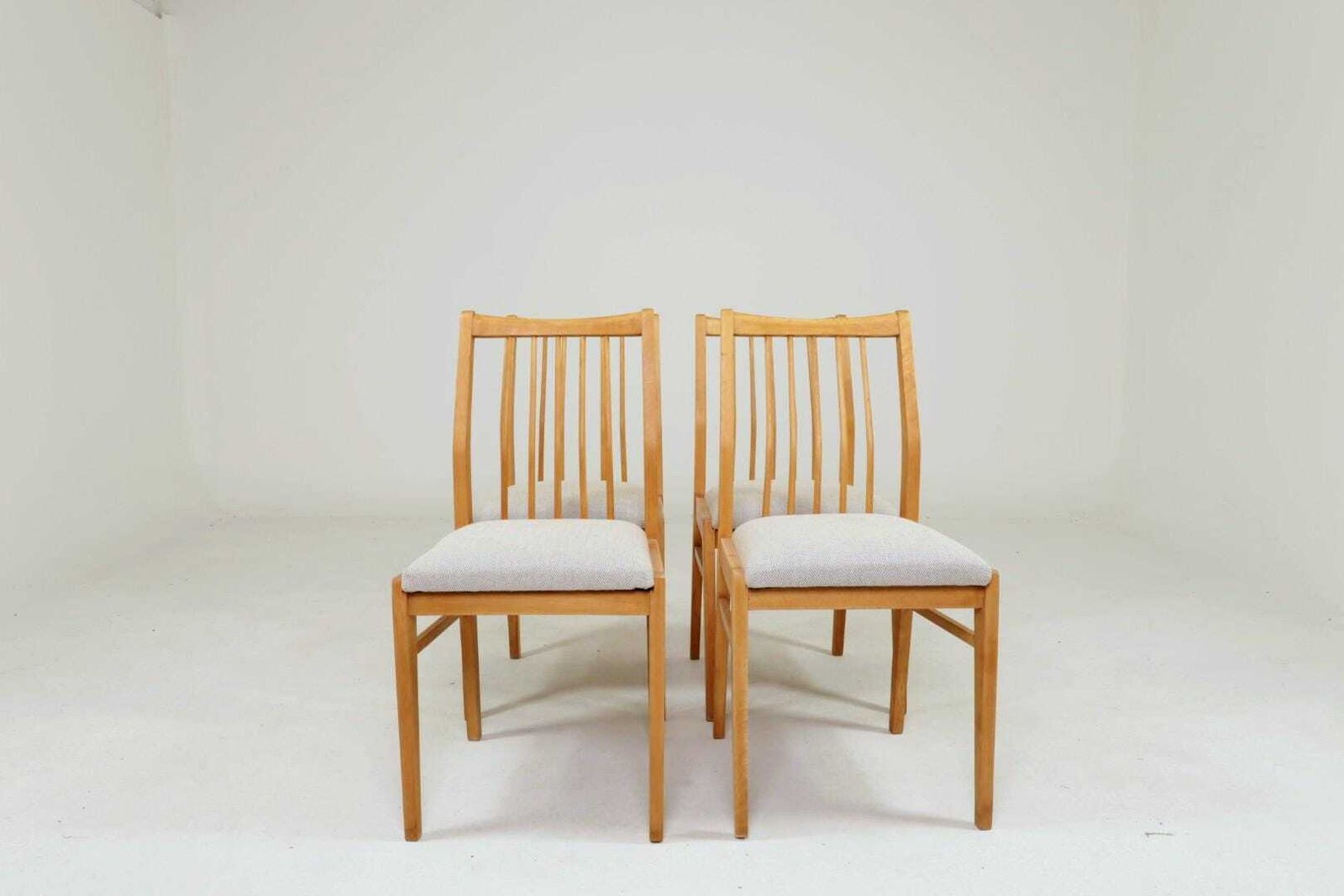 Vintage eetkamerstoelen, set van 4 – naturel beukenhout, visgraatbekleding photo Meubels