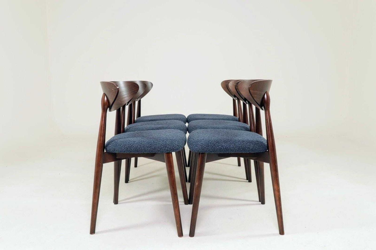 Set van 6 moderne eetkamerstoelen, blauw bouclé en donker beukenhout photo furniture
