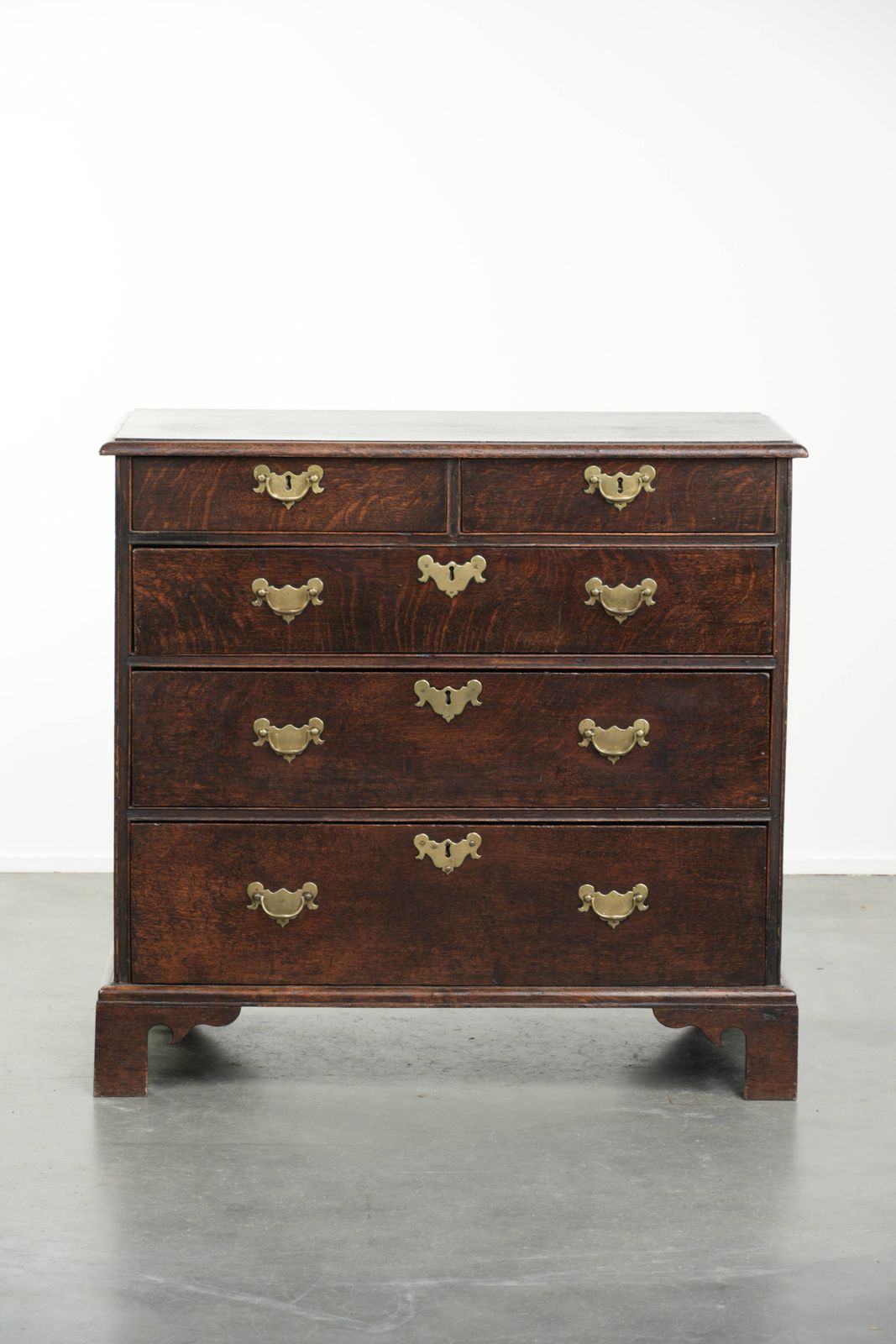 Zeer mooi antiek Engels eiken ladekast met 5 lades uit de late 18e eeuw met sierlijke poten. photo furniture