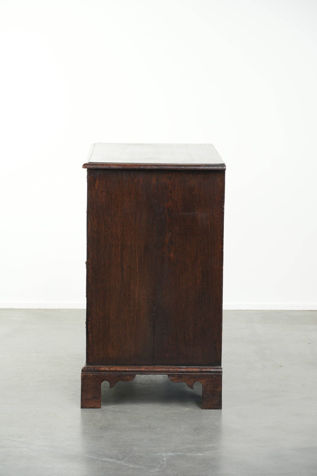 Very Beautiful Antique English Oak Chest Of Drawers With 5 Drawers From The Late 18th Century With Ornate Legs. photo vinterior
