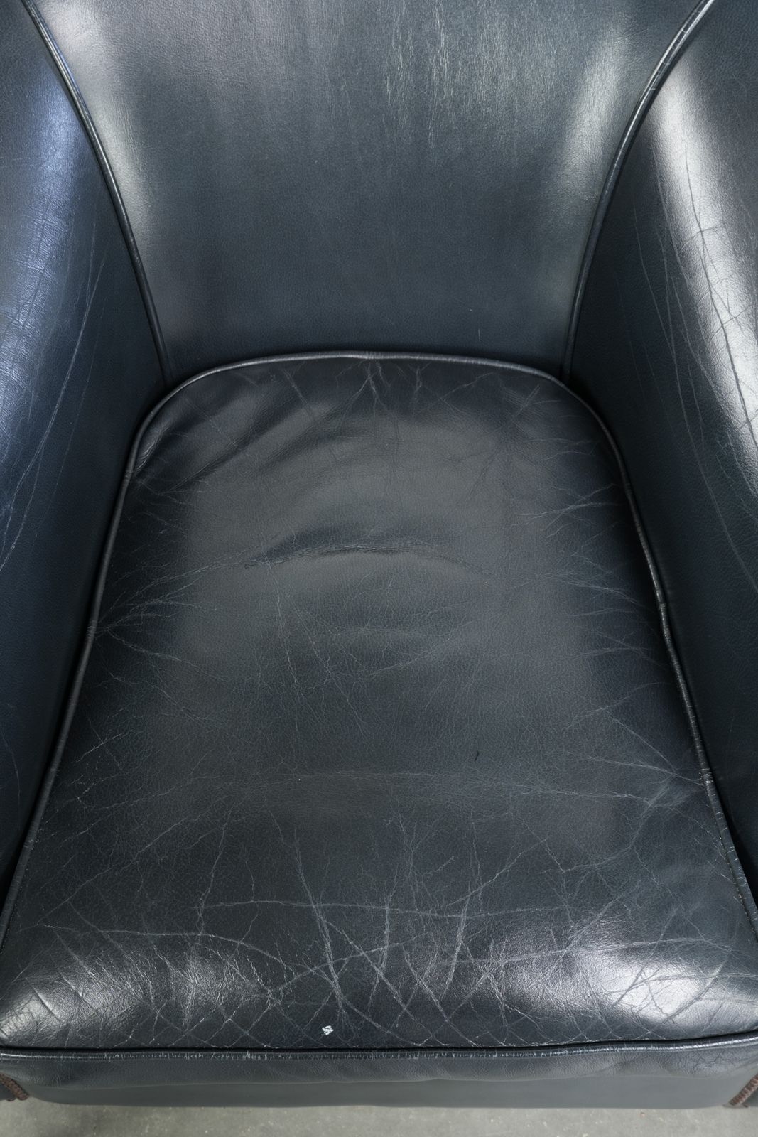 Set van twee donkerblauwe lederen club fauteuils met een tijdloos design photo 1730.0