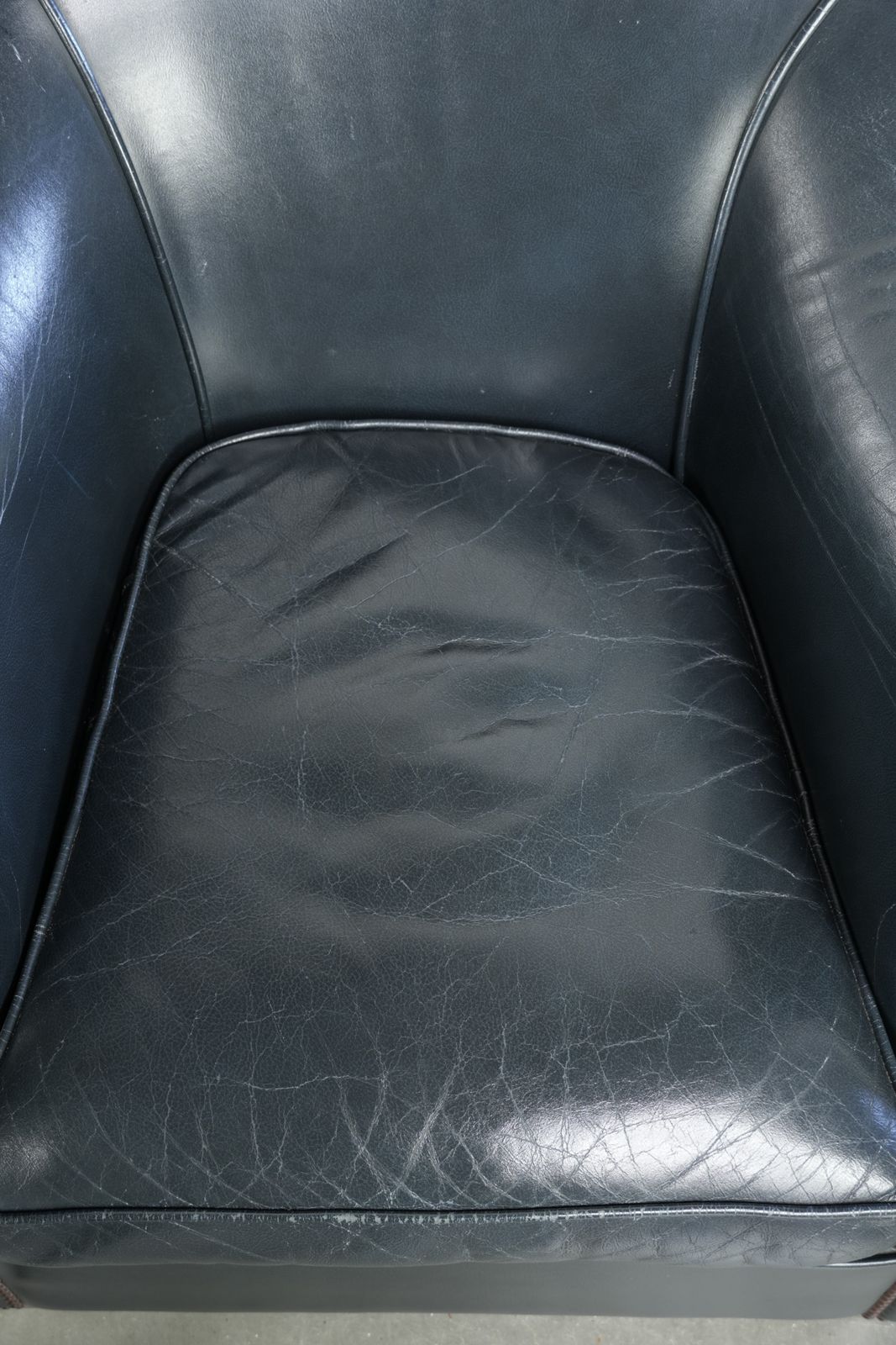 Set van twee donkerblauwe lederen club fauteuils met een tijdloos design photo vinterior