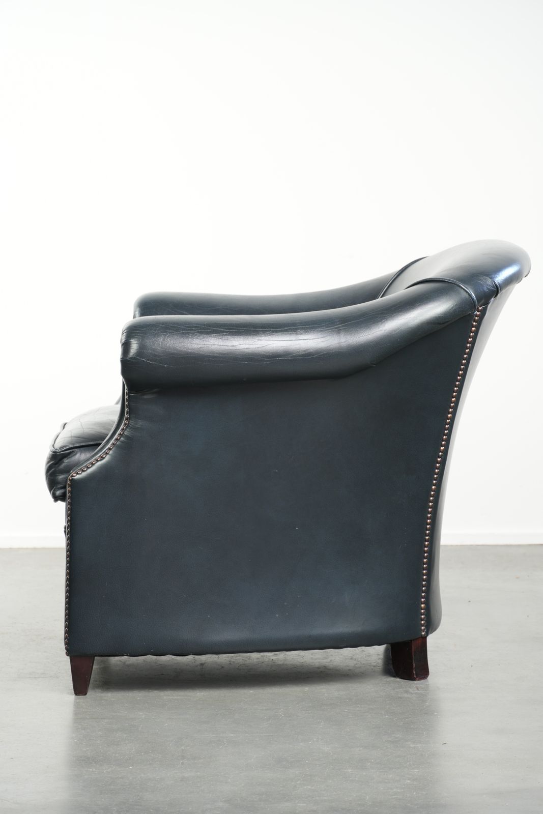 Donkerblauwe clubfauteuil van koeienleer met tijdloos design photo 870.0