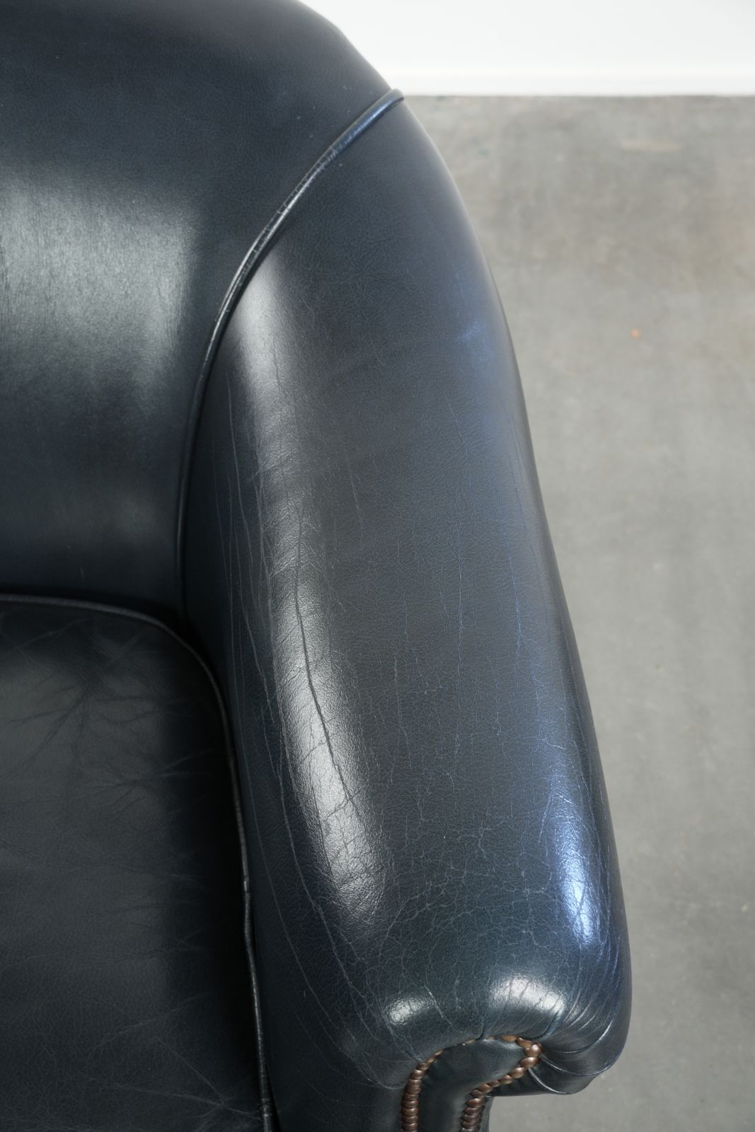 Donkerblauwe clubfauteuil van koeienleer met tijdloos design photo vintage