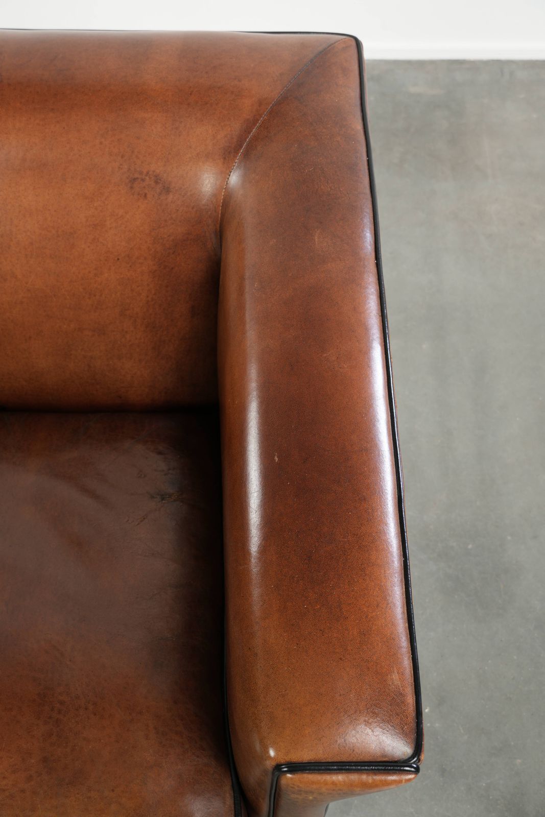 Strakke Art Deco Fauteuil Met Schapenvacht Bekleding, Zwarte Biesjes En Een Mooie Warme Kleur photo vintage