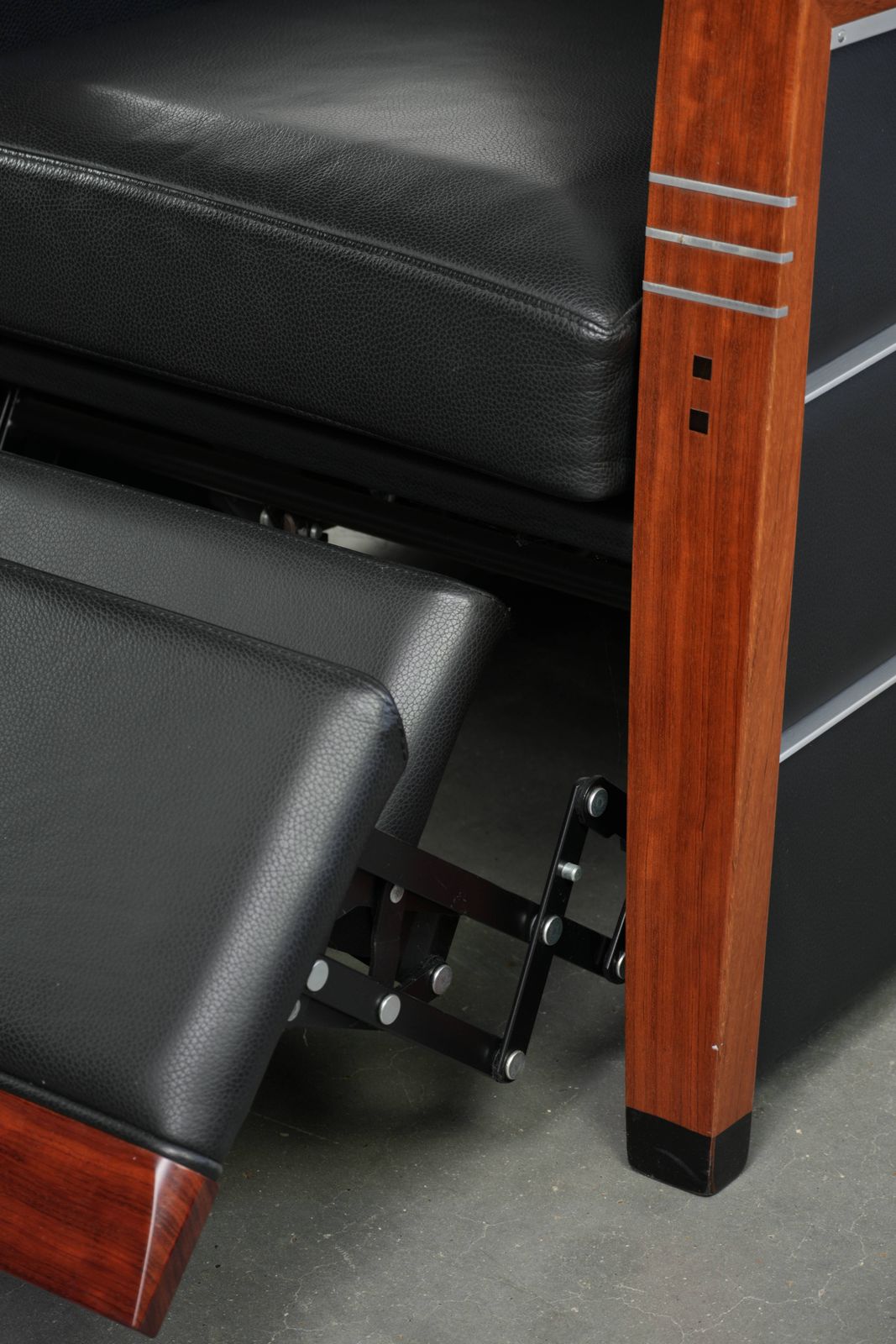 photo vintage Luxury Electrically Adjustable Schuitema Art Deco Design Recliner From The Decoforma Series With Black Cow Leather