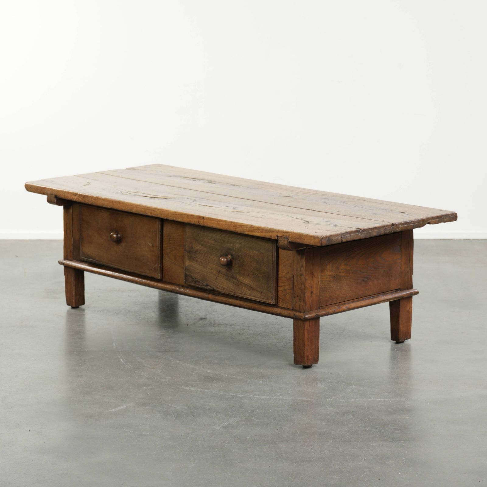 Antieke 18e Eeuwse Zuid Europese Salontafel Van Kastanjehout Met 2 Lades En Mooie Patina.