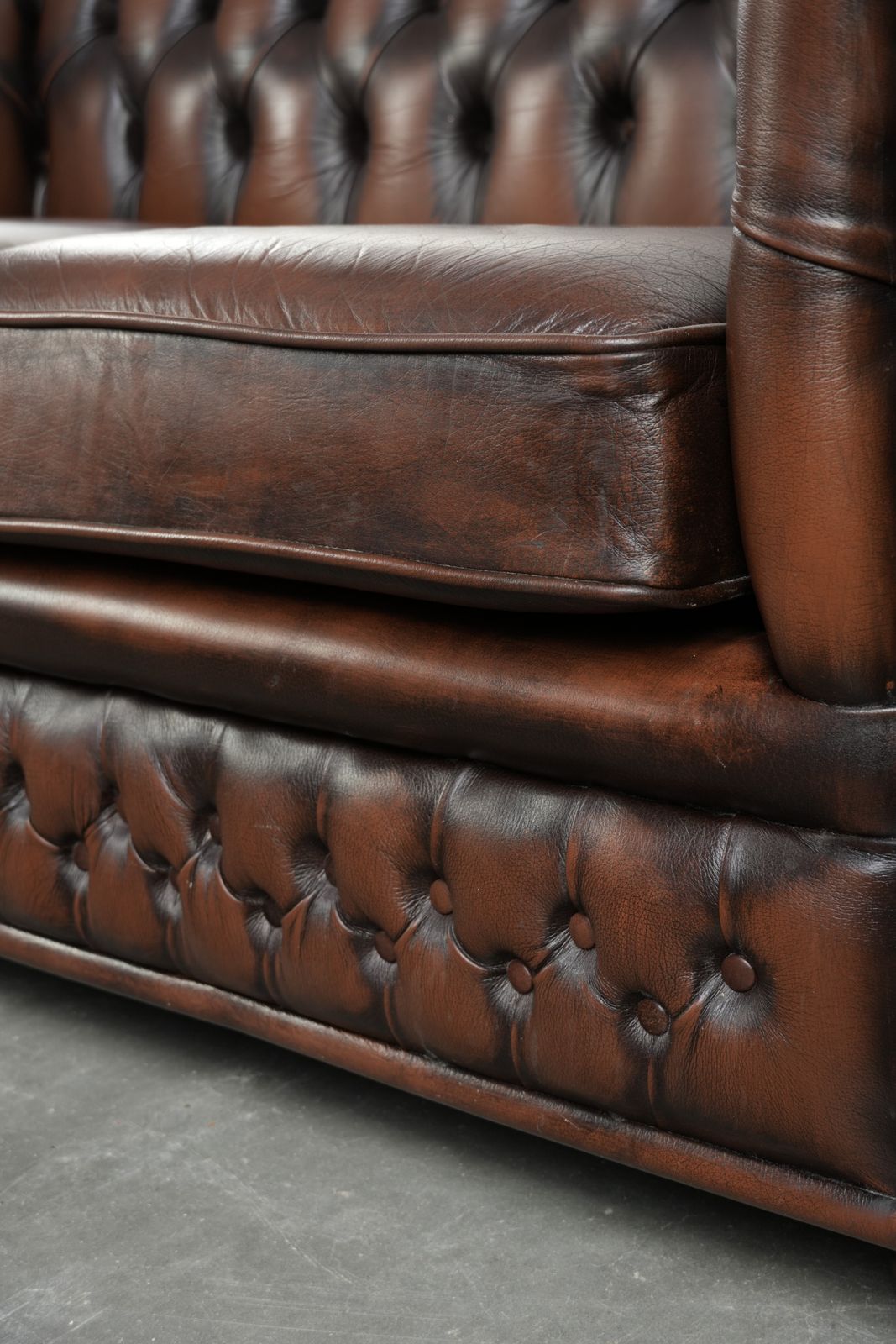 1406.0 Lovely English Style Cowhide Leather Chesterfield 2 Seater Sofa In A Beautiful Timeless Brown Color. photo