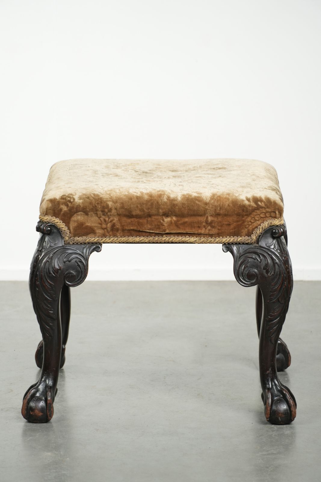 Antieke Nederlandse Zitpoef/Ottoman uit de 18e Eeuw met Fluwelen Bekleding, Fraai Houtsnijwerk en Klauwtjesvoeten. photo Meubels