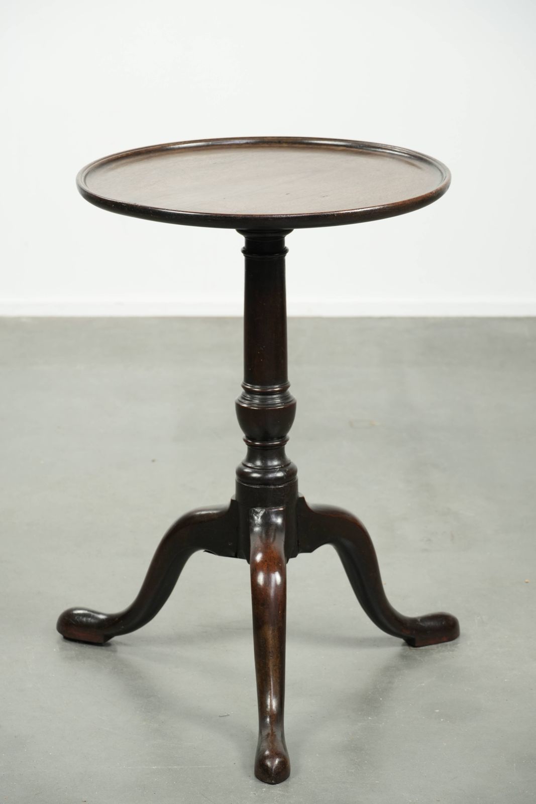 Charming Antique English Round Side/Wine Table From The Late 18th/Early 19th Century With A Beautiful Deep And Warm Patina. photo for sale