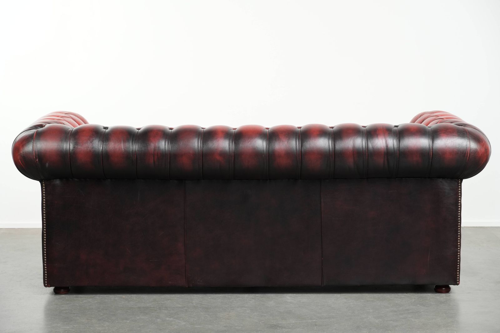 Beautiful English Chesterfield 2.5/3 Seater Sofa Made Of Cow Leather In A Luxurious Red Color. photo for sale