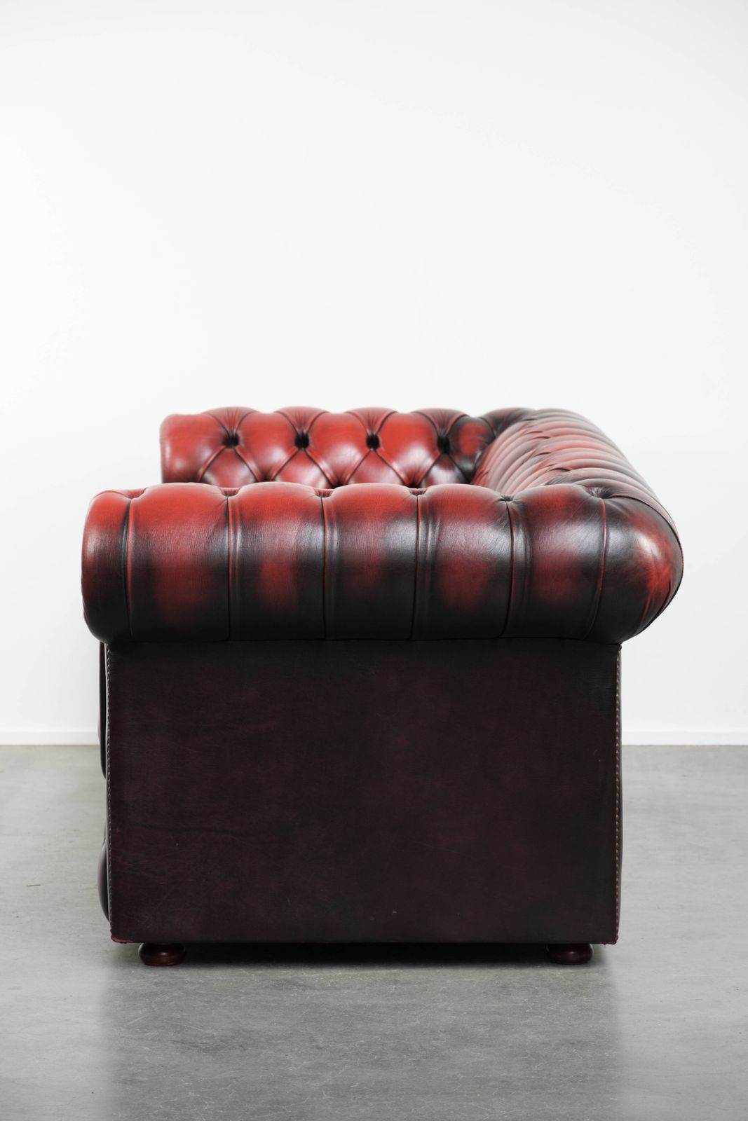 Beautiful English Chesterfield 2.5/3 Seater Sofa Made Of Cow Leather In A Luxurious Red Color. photo Furniture