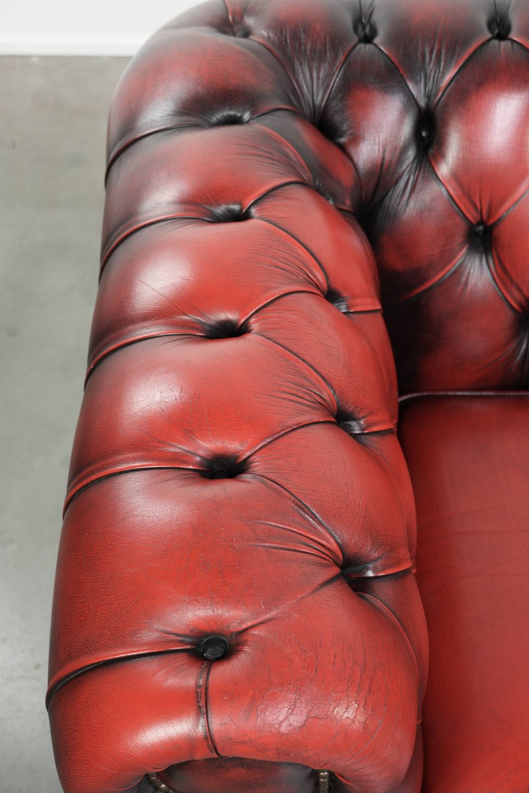 Beautiful English Chesterfield 2.5/3 Seater Sofa Made Of Cow Leather In A Luxurious Red Color. photo vintage