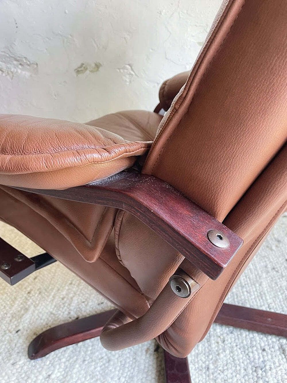 photo buy Scandinavische Bruinleren Relaxfauteuil Met Ottoman, Ca. 1990