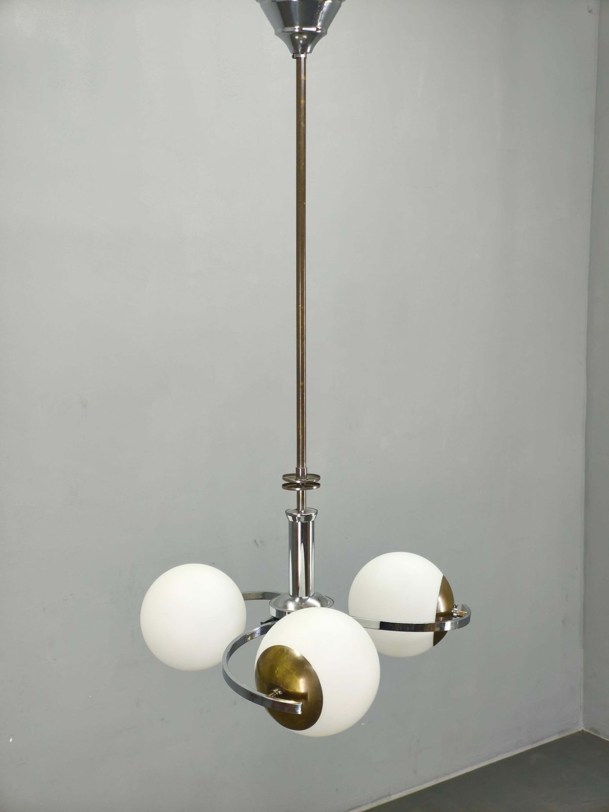 Lustre Art Déco tchèque en chrome et verre opalin, années 1930 photo furniture