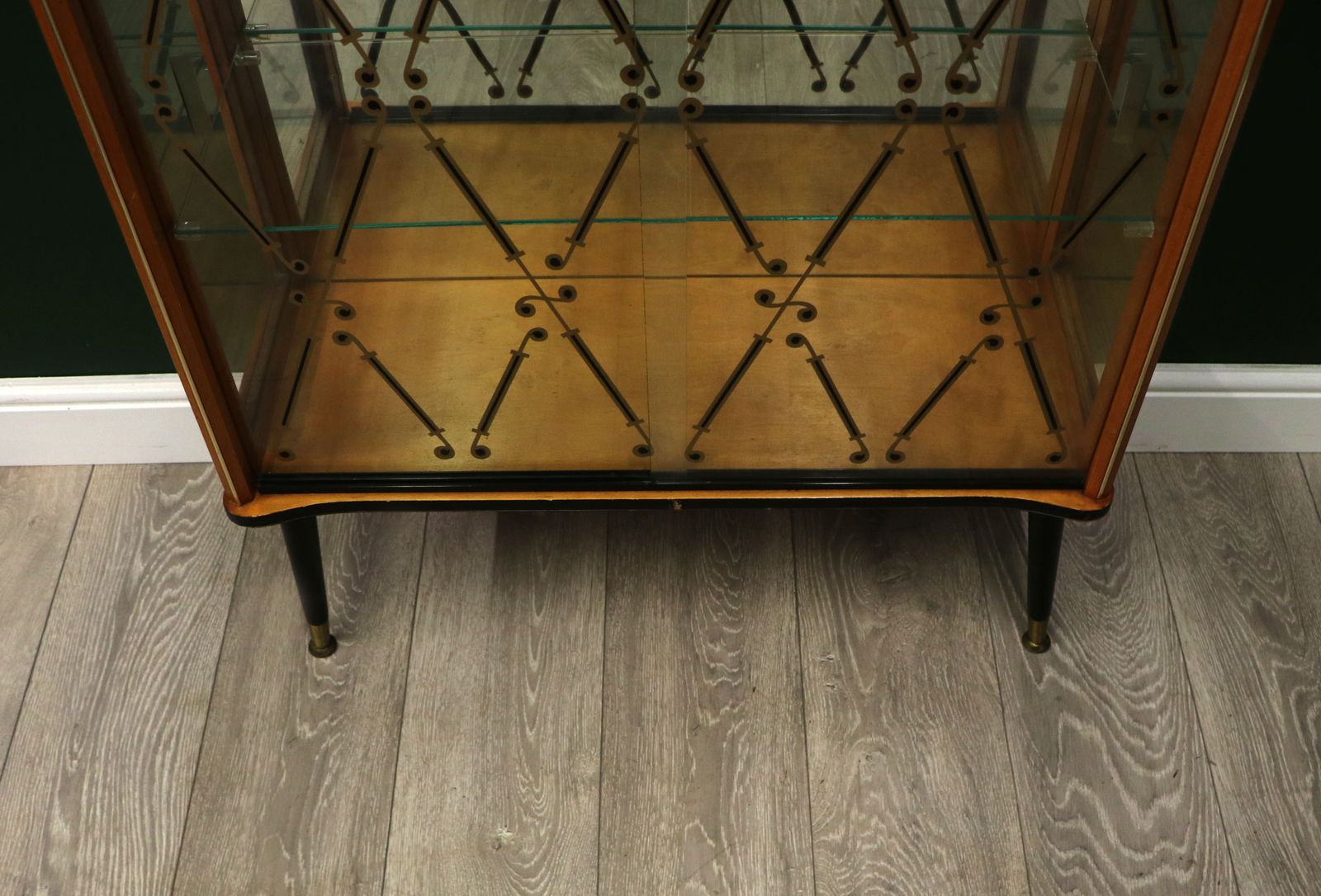 photo vinterior A Lovely Vintage Mid Century Display Cabinet In Excellent, Original Condition.