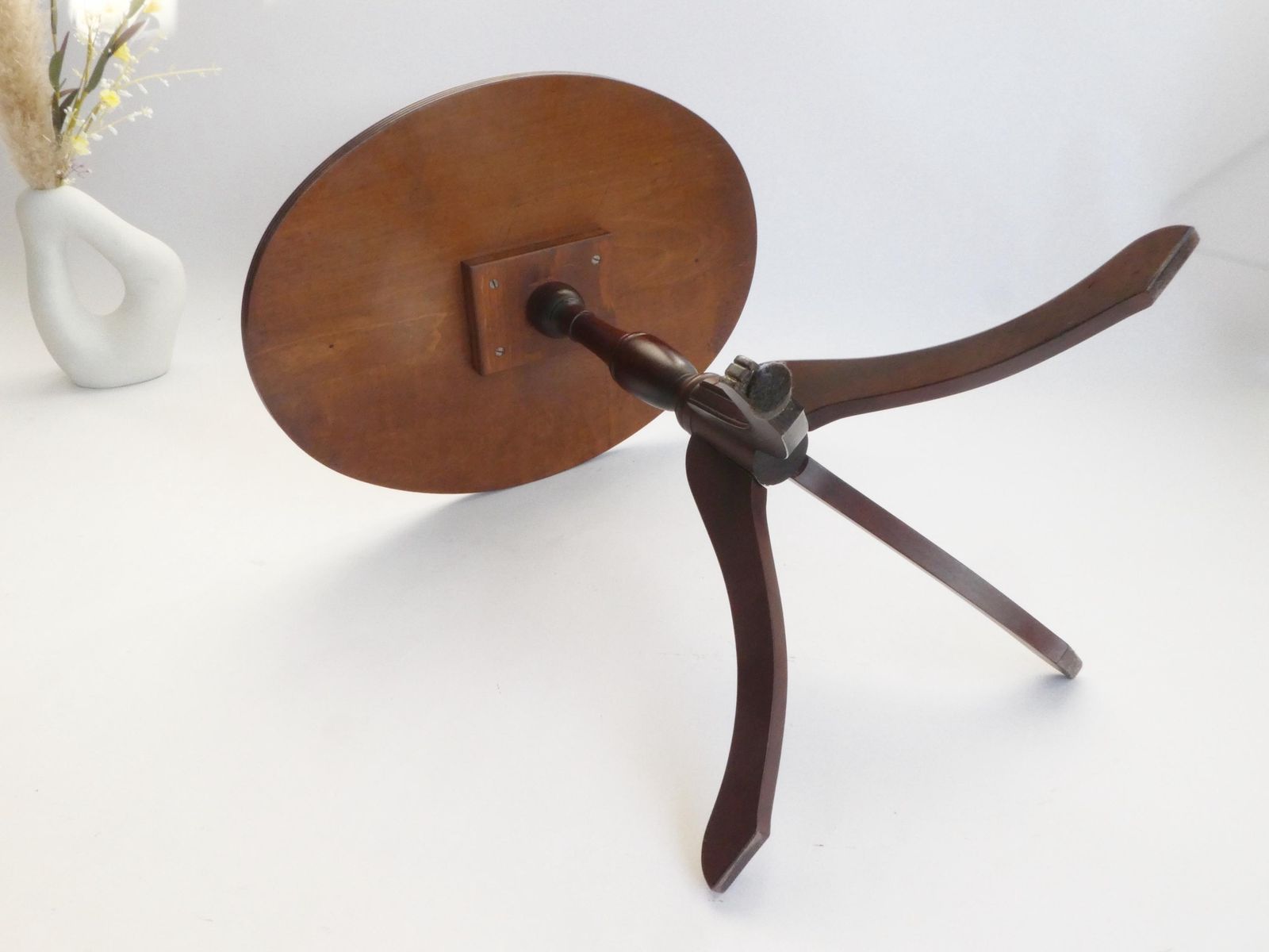 Antique Victorian Oval Coffee Table With Green Leather Top, English Wooden Side Table photo vinterior