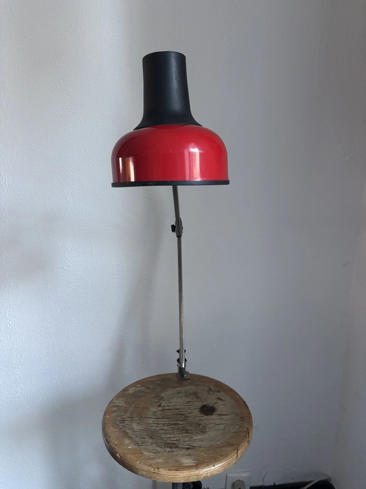 photo vinterior Vintage 1970s Architect's Lamp Lival P12 Finland Red Steel   65 Cm