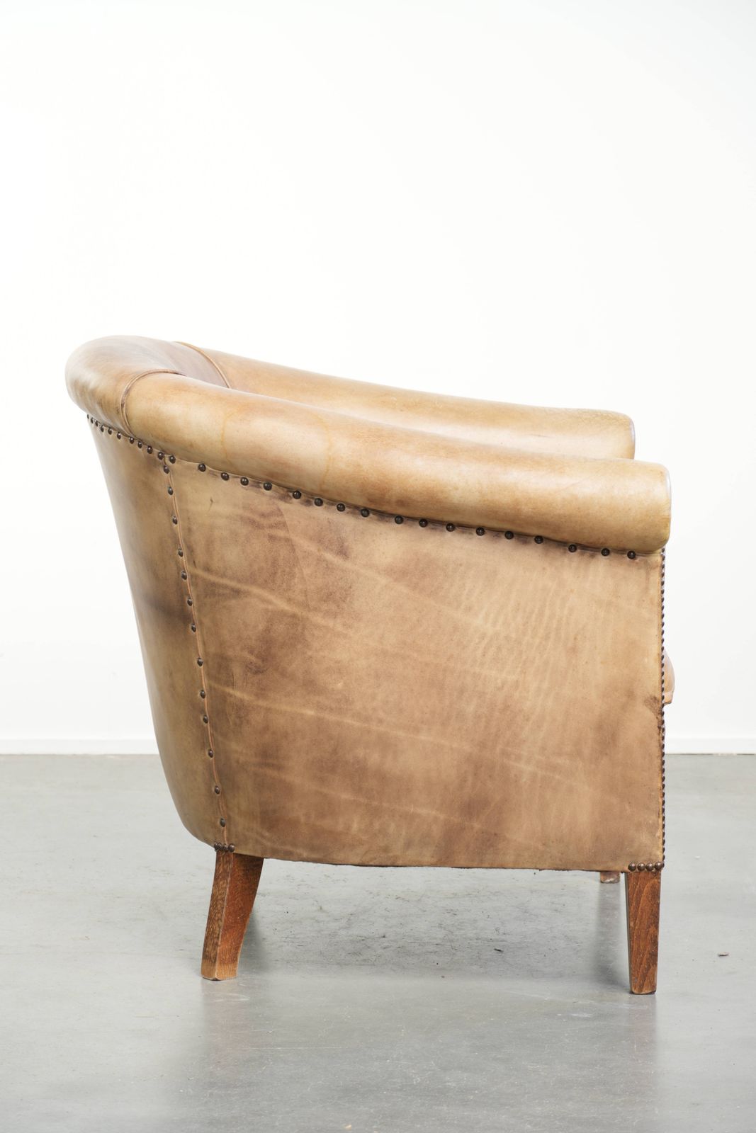 Karaktervolle Vintage Engelse Stijl Clubfauteuil In Koeienhuid Leer Met Een Mooi Licht Kleurenschema photo for sale