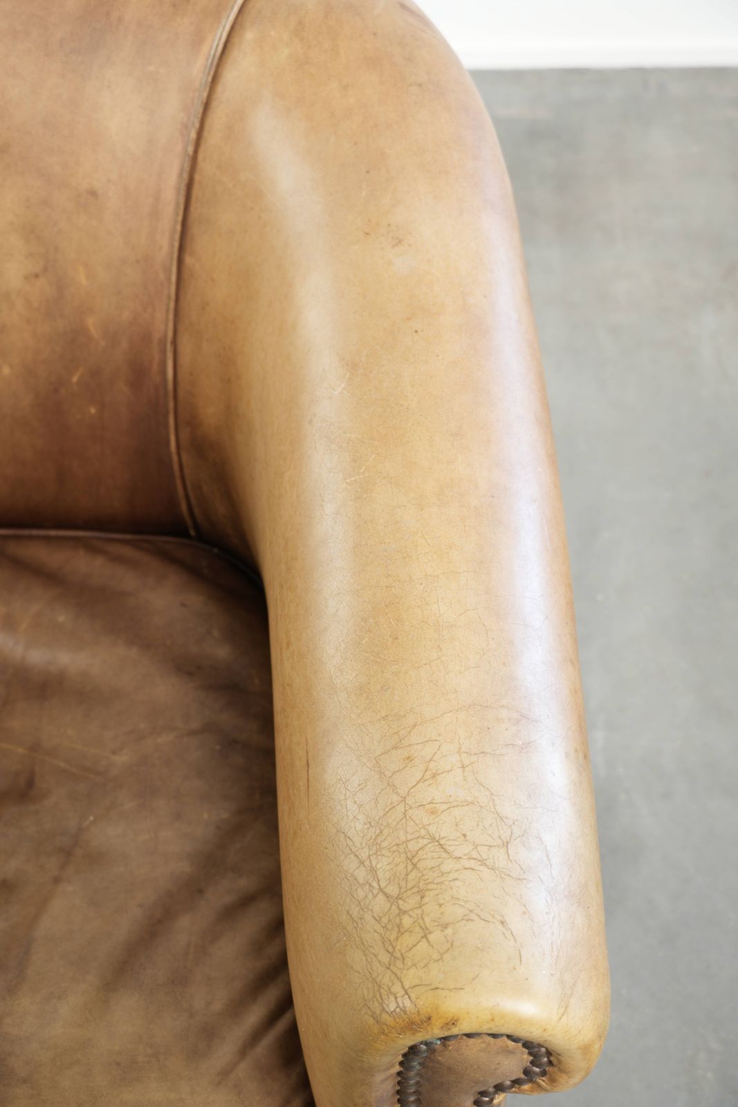 Karaktervolle Vintage Engelse Stijl Clubfauteuil In Koeienhuid Leer Met Een Mooi Licht Kleurenschema photo vintage