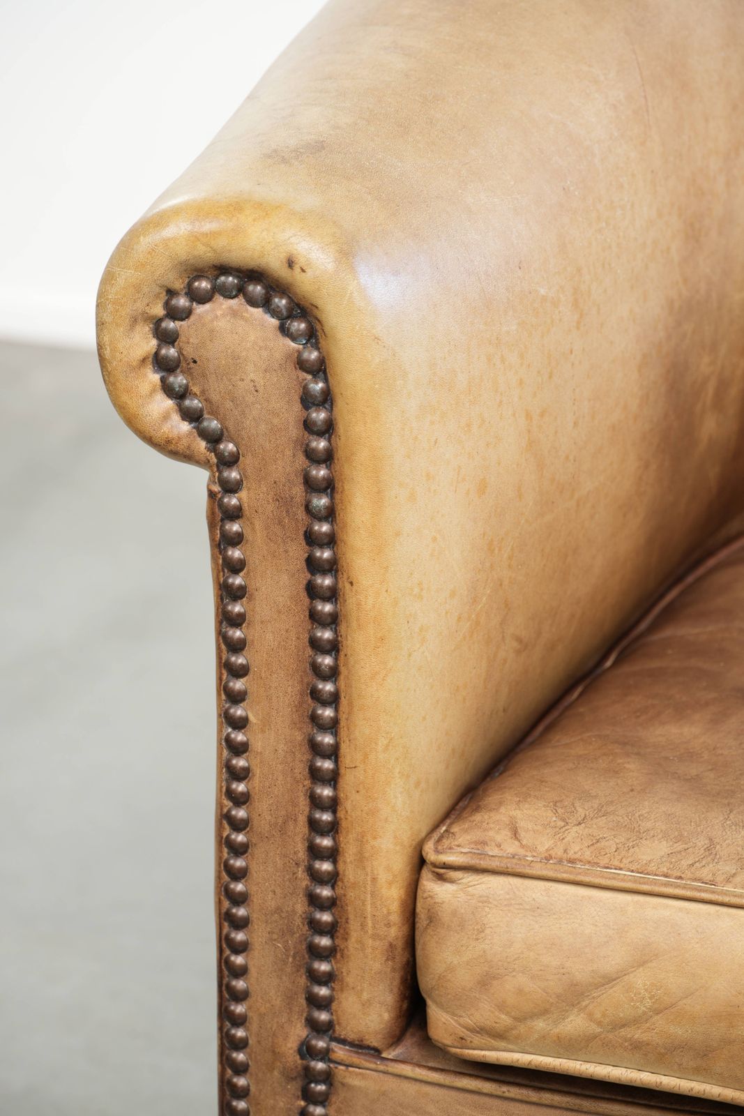 photo for sale Karaktervolle Vintage Engelse Stijl Clubfauteuil In Koeienhuid Leer Met Een Mooi Licht Kleurenschema