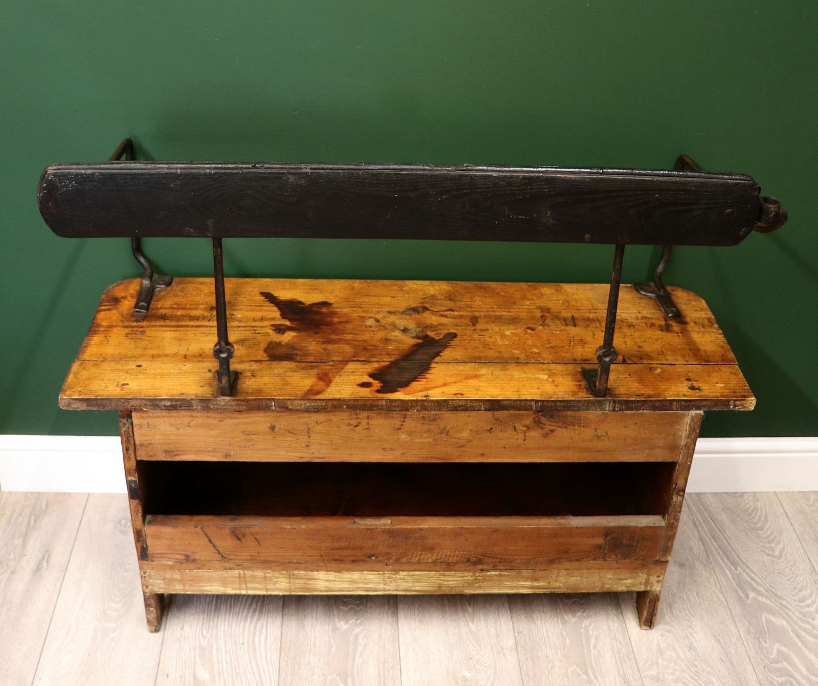 A Great Hall Seat With A Novel Twist! photo vinterior