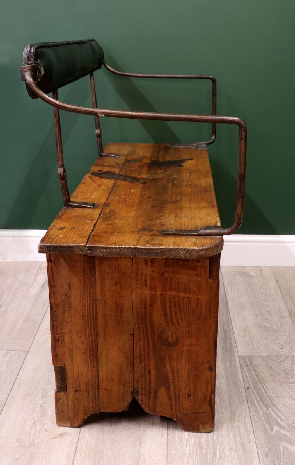 photo furniture A Great Hall Seat With A Novel Twist!