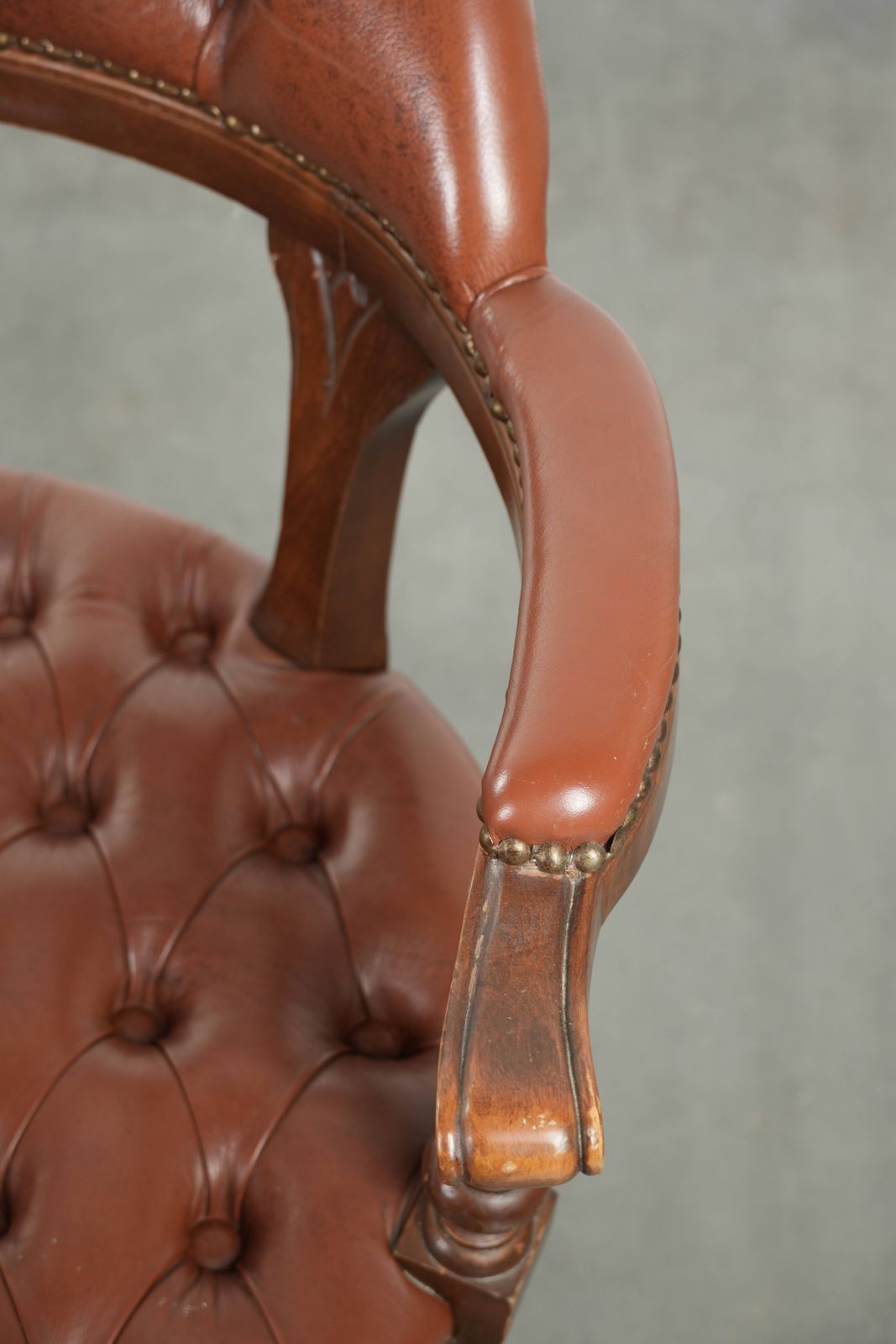 photo furniture Set van 2 draaibare Chesterfield bureaustoelen in Engelse stijl, bekleed met koeienleer in bruin