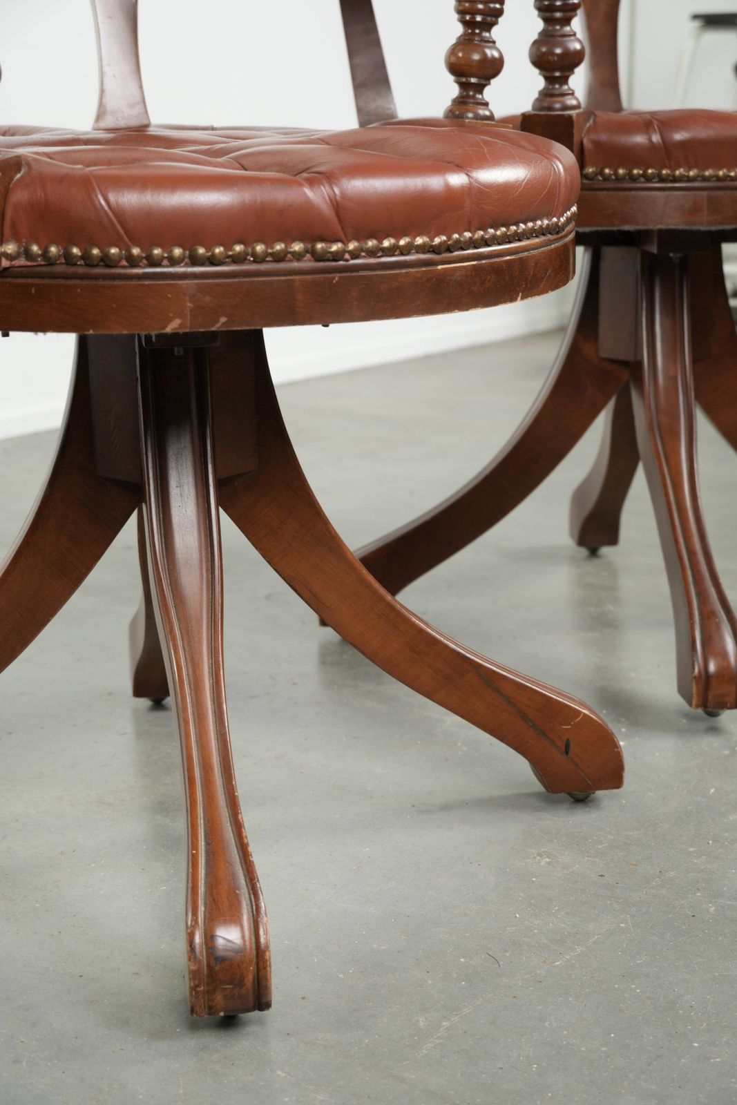 photo vinterior Set van 2 draaibare Chesterfield bureaustoelen in Engelse stijl, bekleed met koeienleer in bruin
