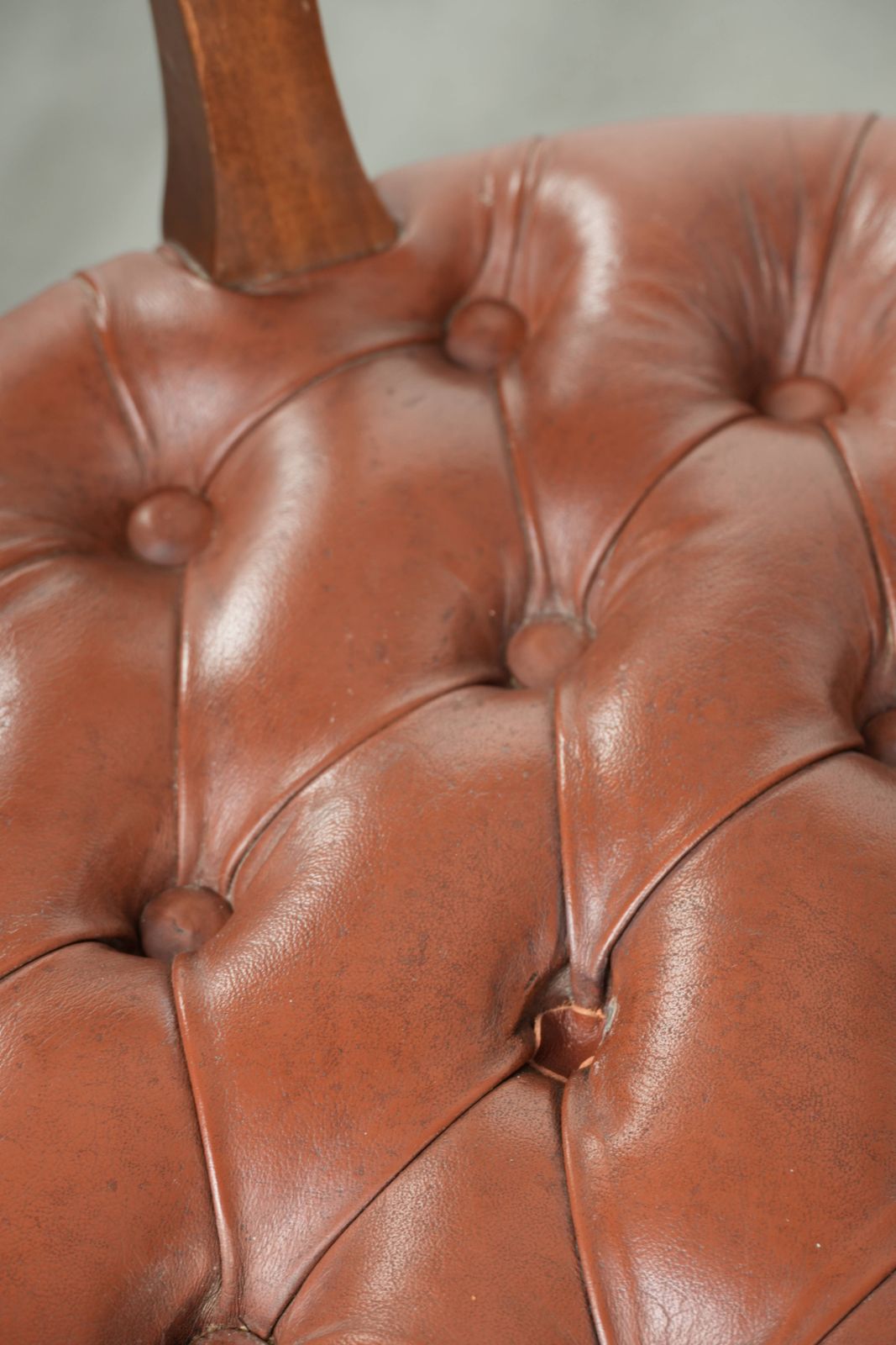 photo vintage Set Of 2 Swivel English Style Cowhide Leather Chesterfield Office Chairs In A Beautiful Brown Color