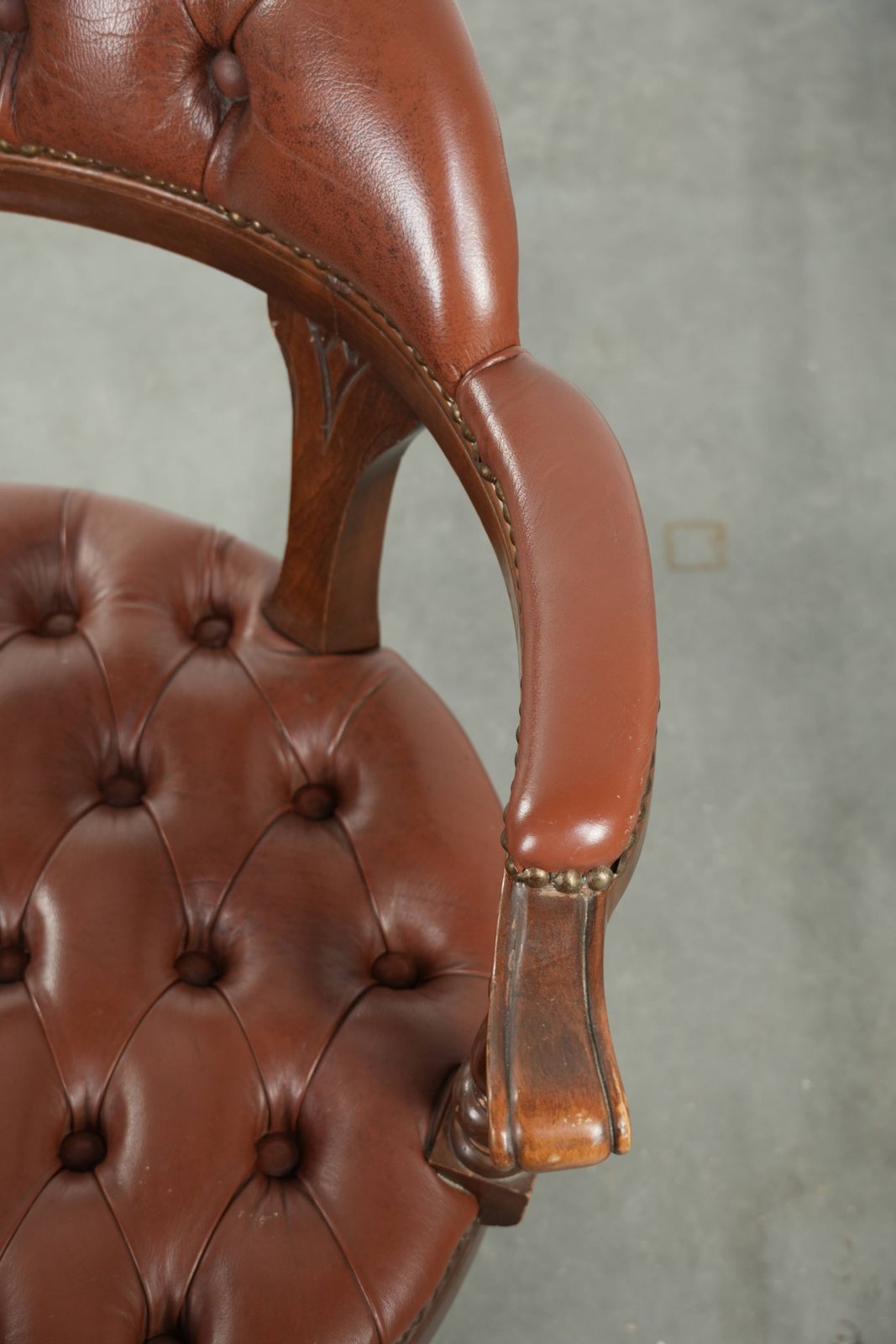 Draaibare Chesterfield Bureaustoel in Engelse Stijl, Koeienhuid, Bruin photo vintage