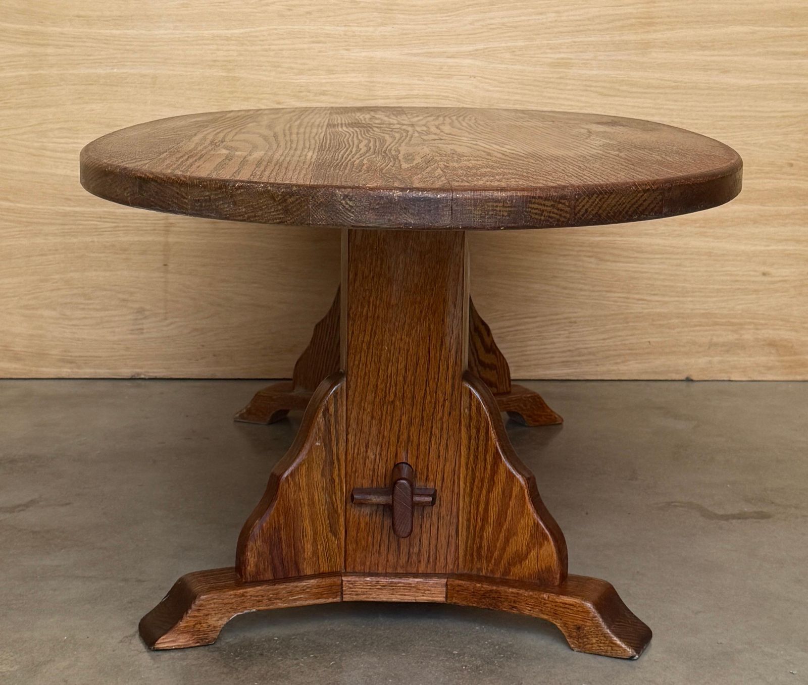 photo furniture Table basse ovale en chêne de style Arts & Crafts
