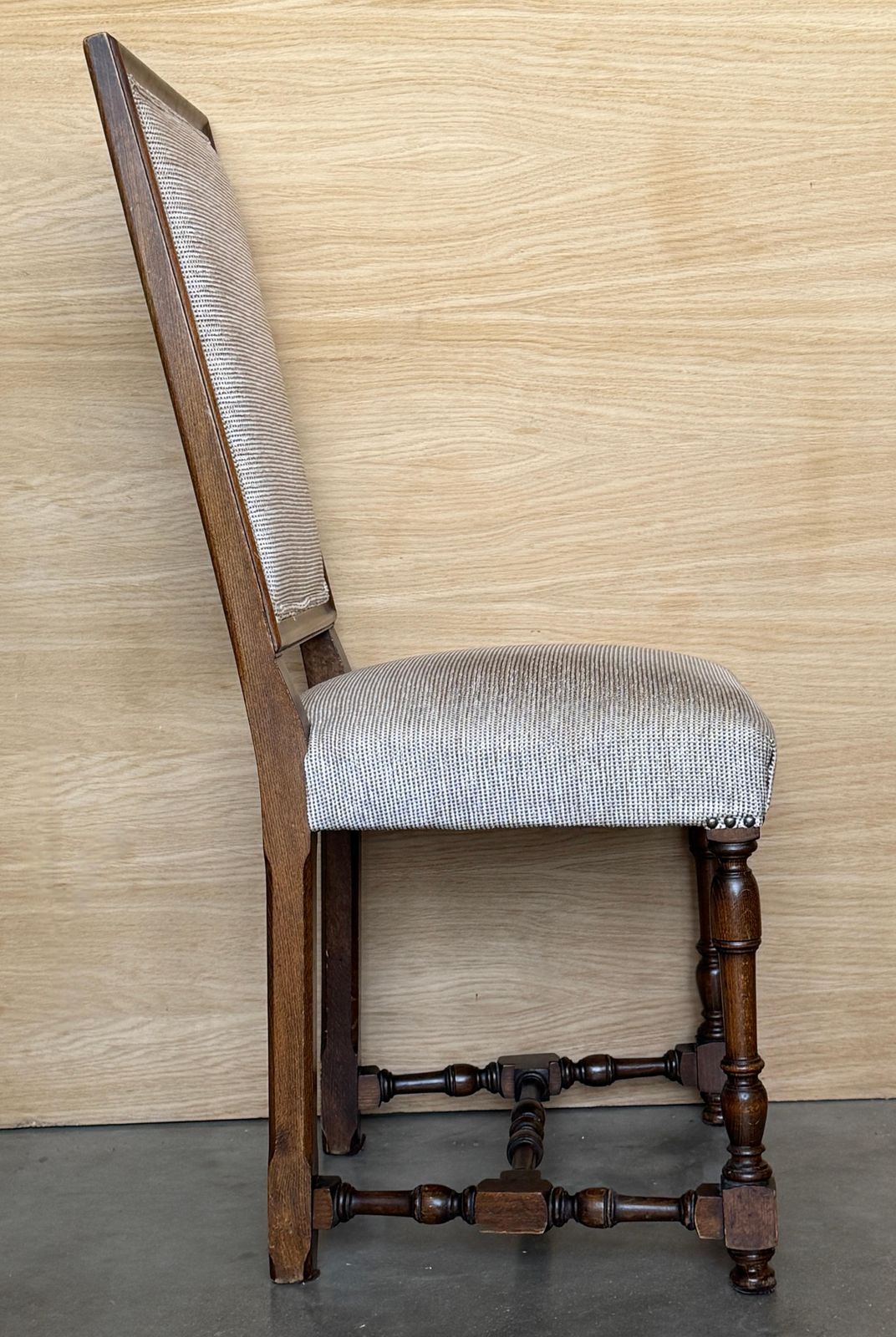 Chaise en bois avec assise et dossier rembourrés photo buy