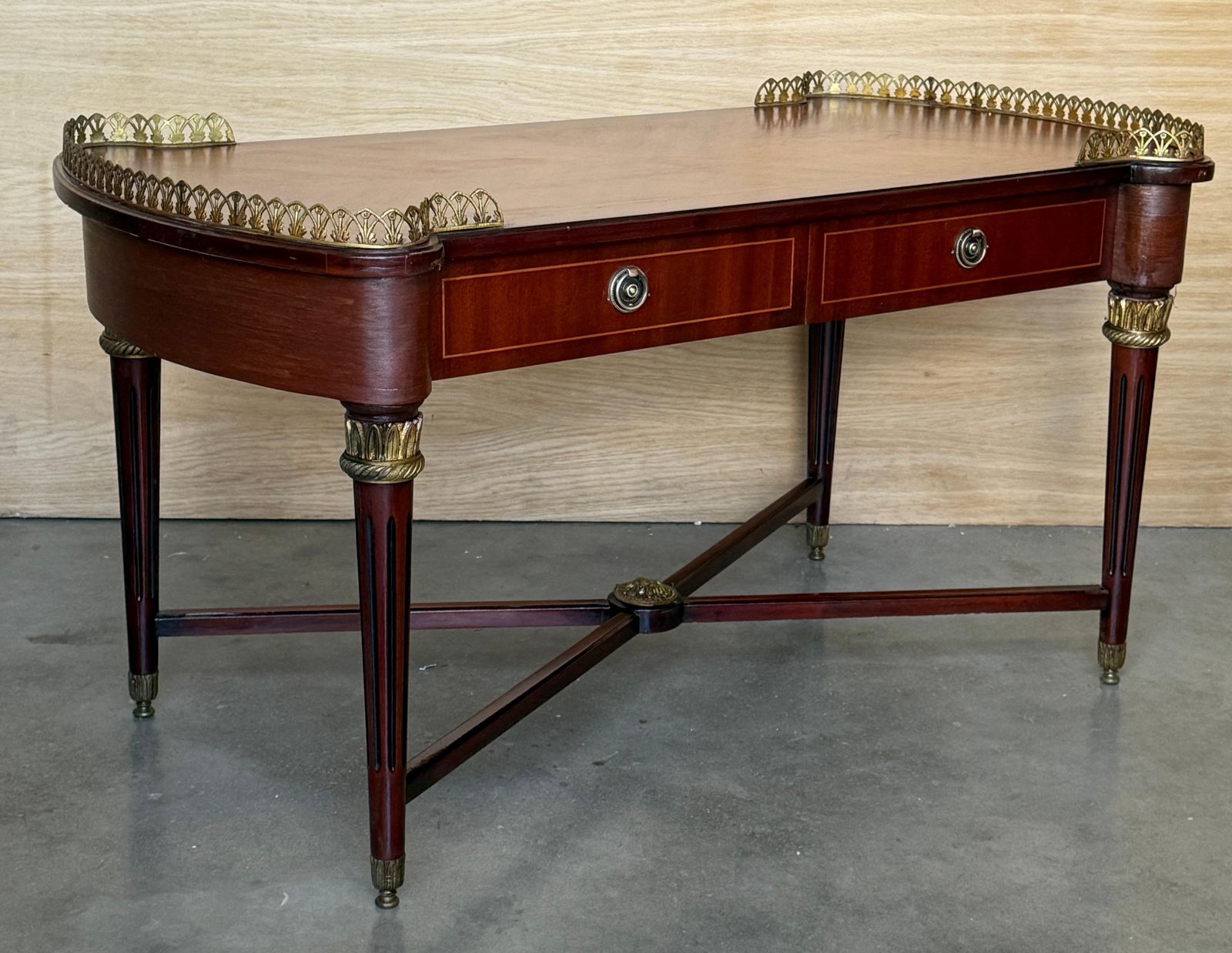 Table basse néoclassique d'époque en acajou, galerie en bronze doré photo Mobilier
