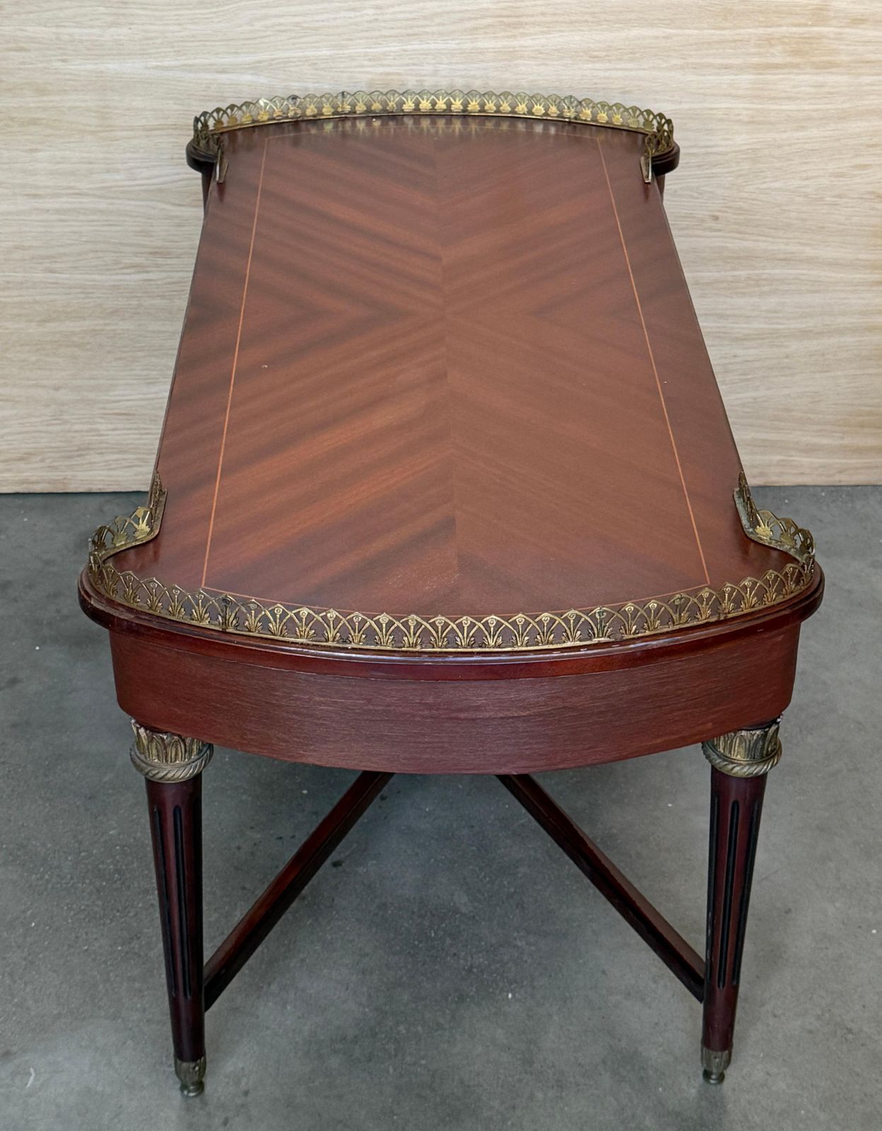 Table basse néoclassique d'époque en acajou, galerie en bronze doré photo vintage