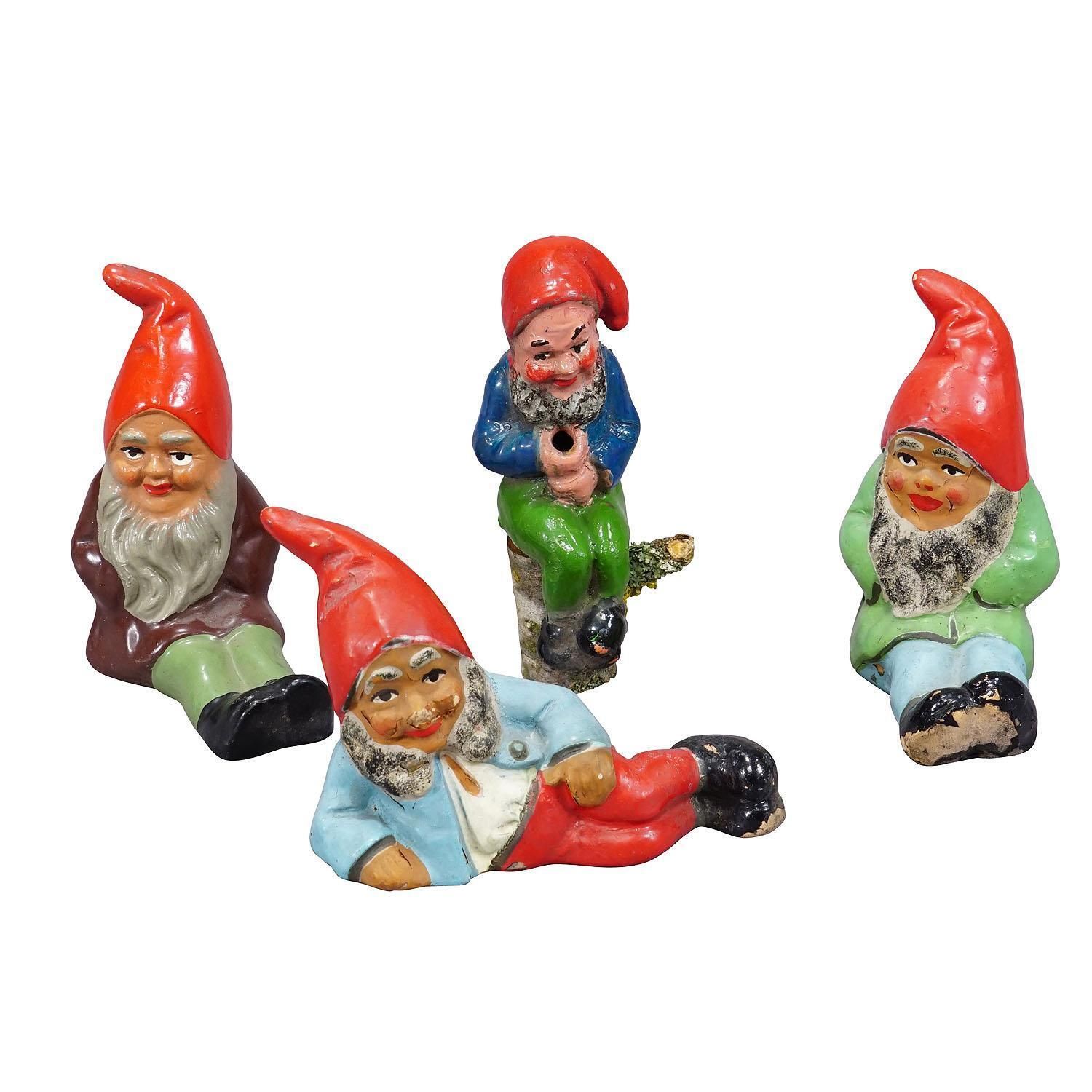 Set van vier kleine terracotta tuinkabouters, Duitsland ca. jaren 1950 photo furniture