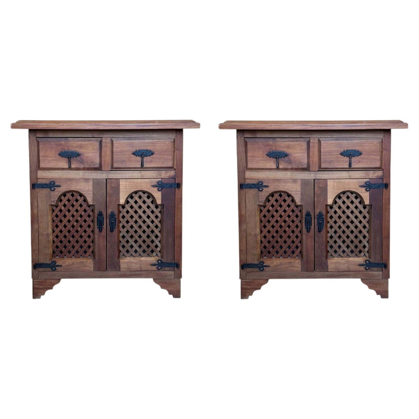 Paire de tables de chevet d'époque rustiques en bois massif avec détails en fer forgé