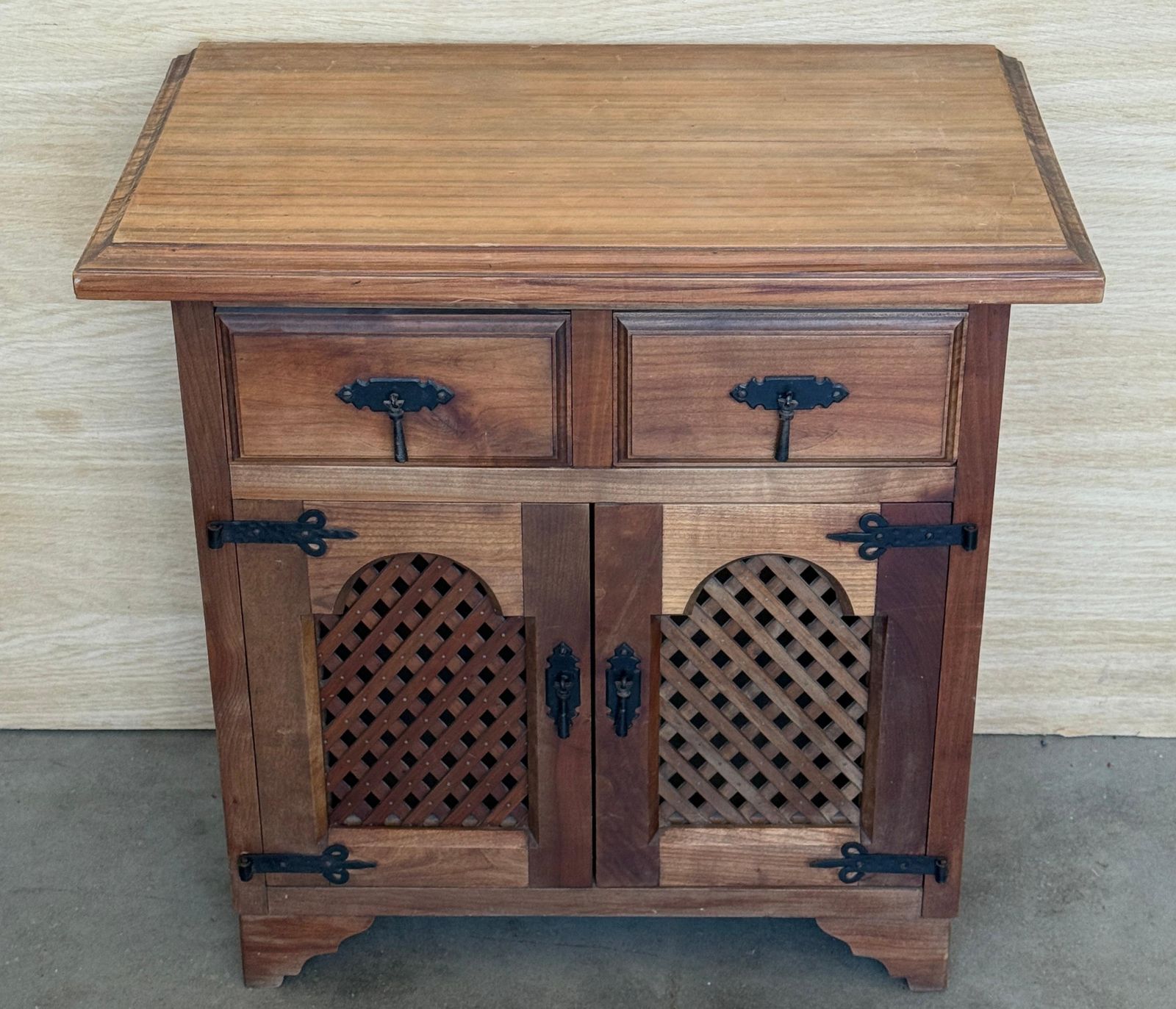 Paire de tables de chevet d'époque rustiques en bois massif avec détails en fer forgé photo Mobilier