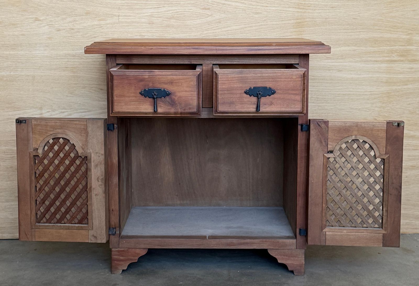 Paire de tables de chevet d'époque rustiques en bois massif avec détails en fer forgé photo vintage