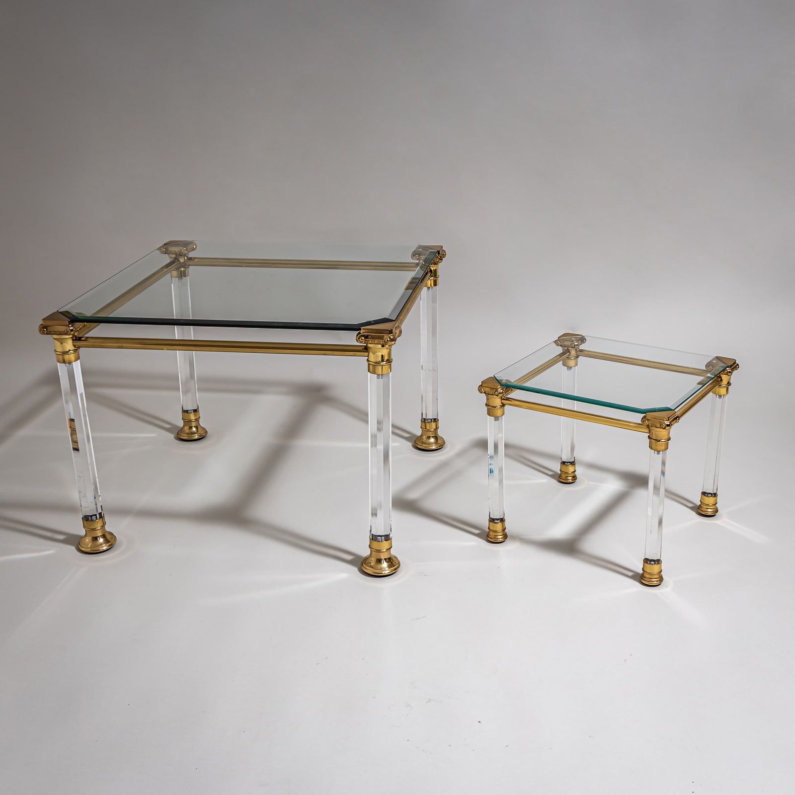 Twee salontafels in plexiglas en messing, vermoedelijk Italië, eind 20e eeuw photo furniture