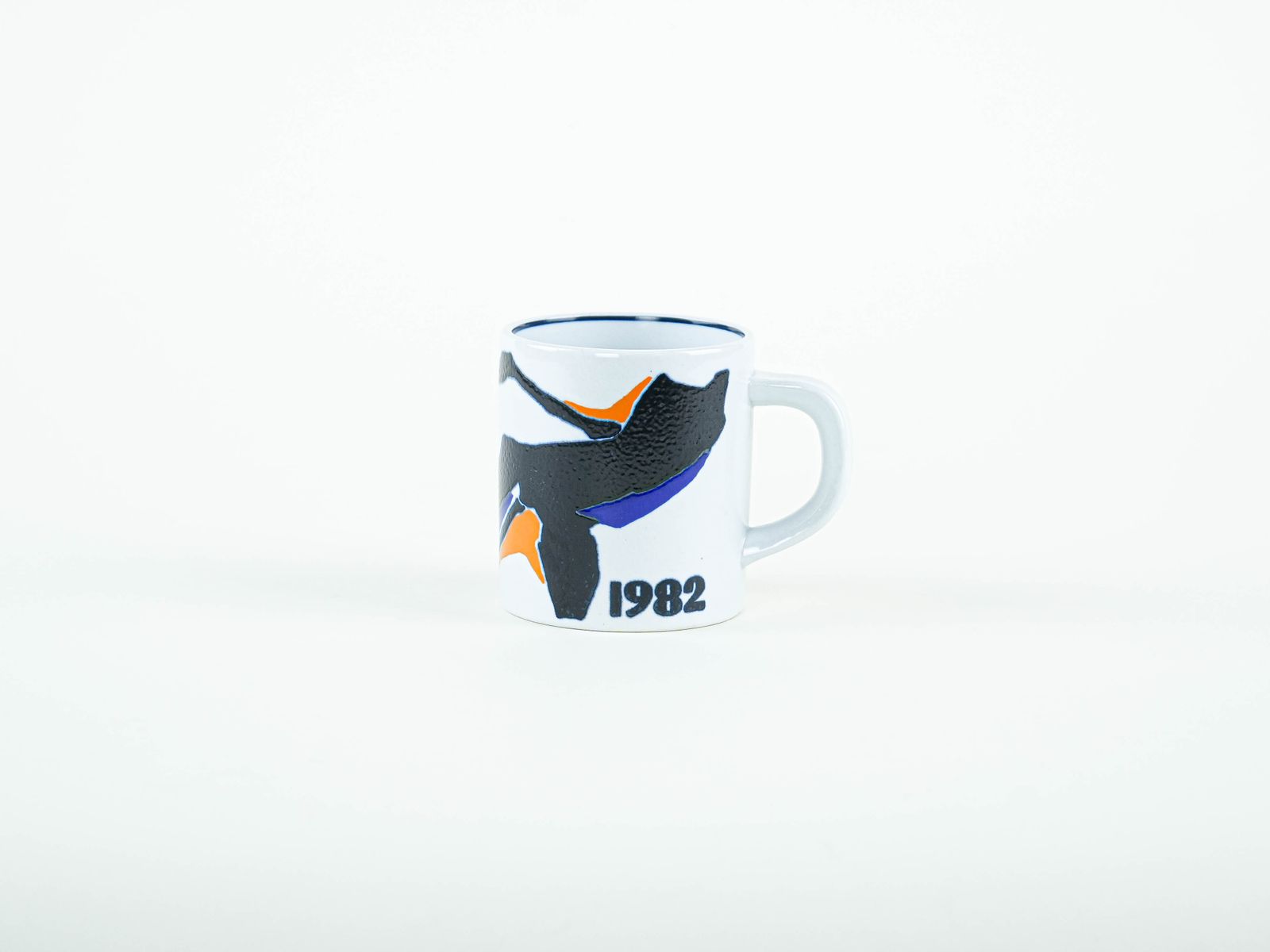 Porseleinen mok, Deens design, 1982, ontwerper: Inge Lise Koefoed, fabrikant: Royal Copenhagen photo Woonaccessoires