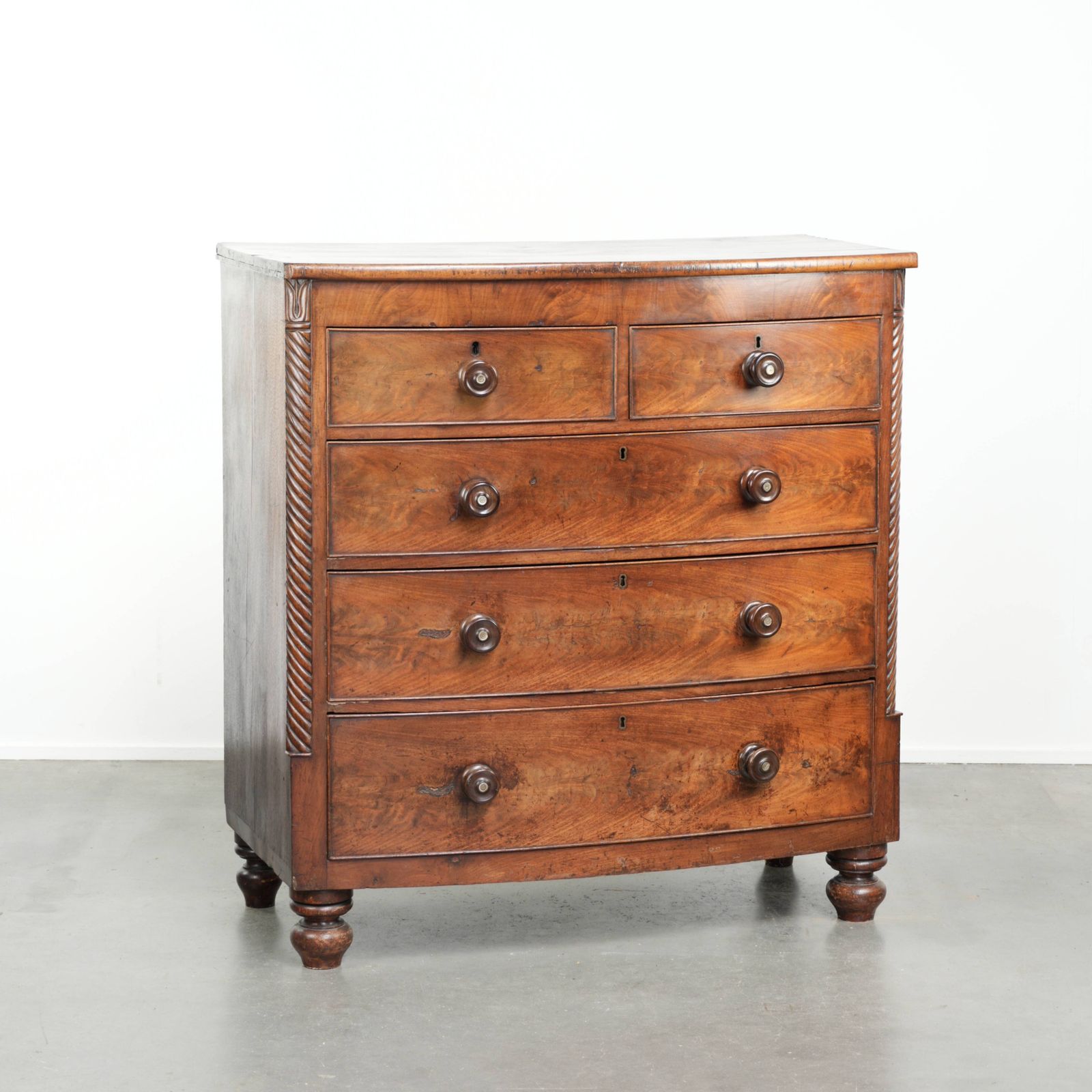 Grote Antieke Engelse Ladekast/Commode Met Boogfront En Sierlijke Details – 19e Eeuw