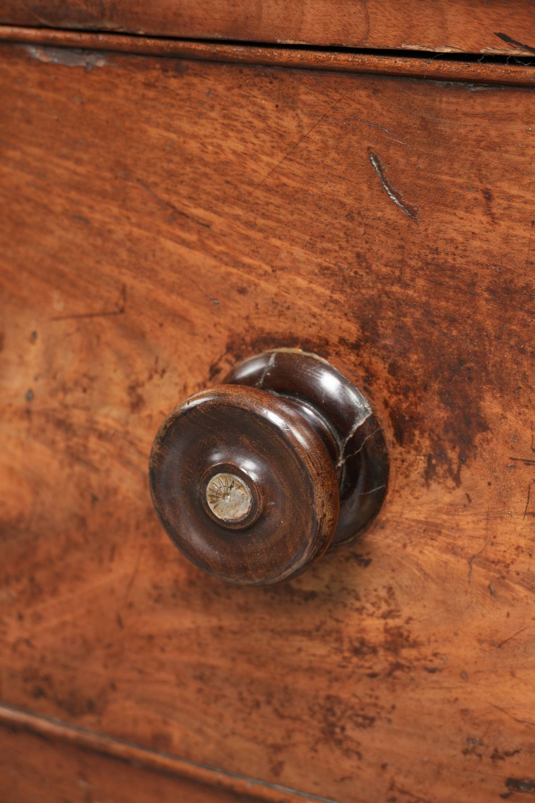 Meubels Grote Antieke Engelse Ladekast/Commode Met Boogfront En Sierlijke Details – 19e Eeuw photo