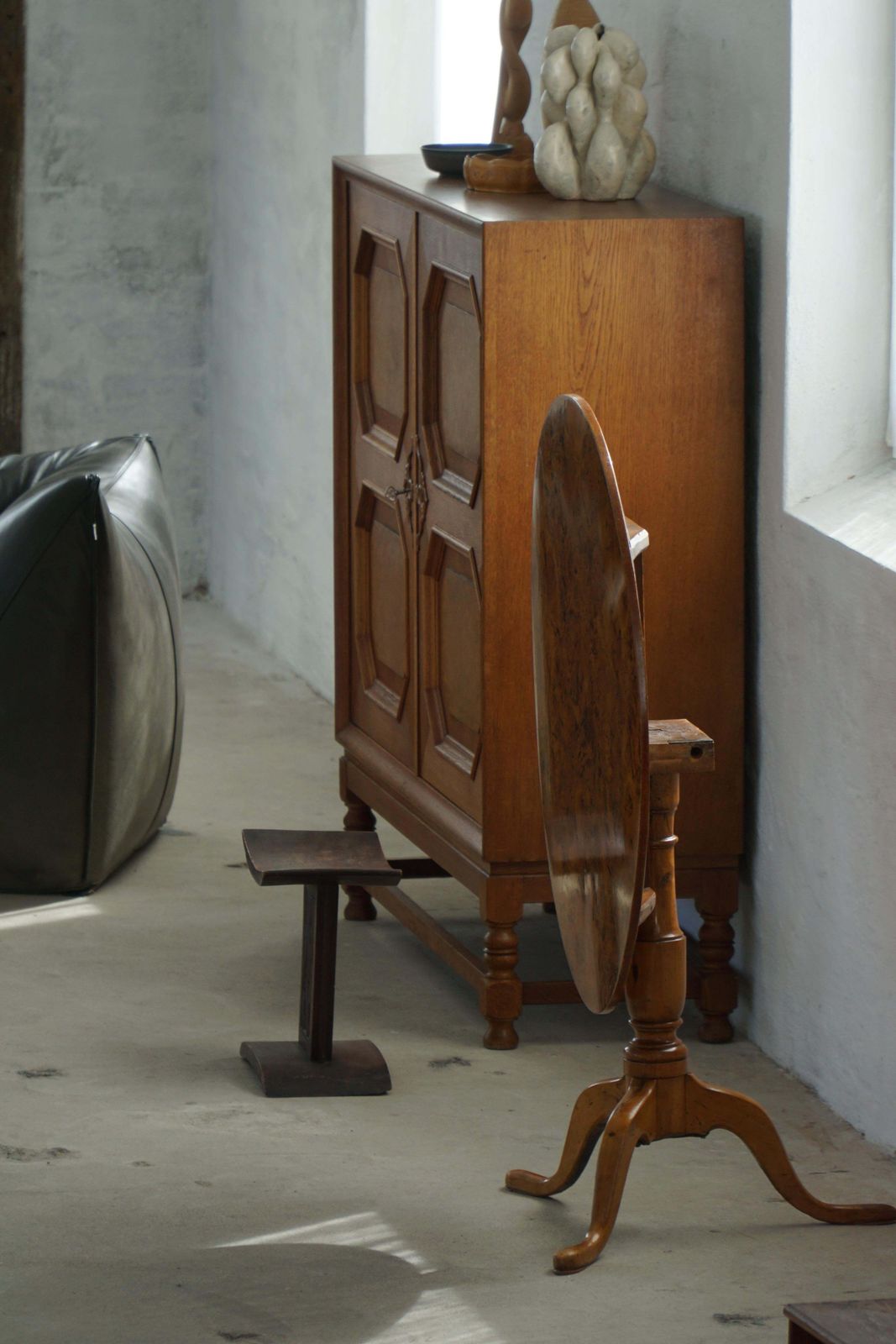 1728.0 Swedish Antique Burl Wood Tilt Top Table With Pedestal Base, Early 19th Century photo
