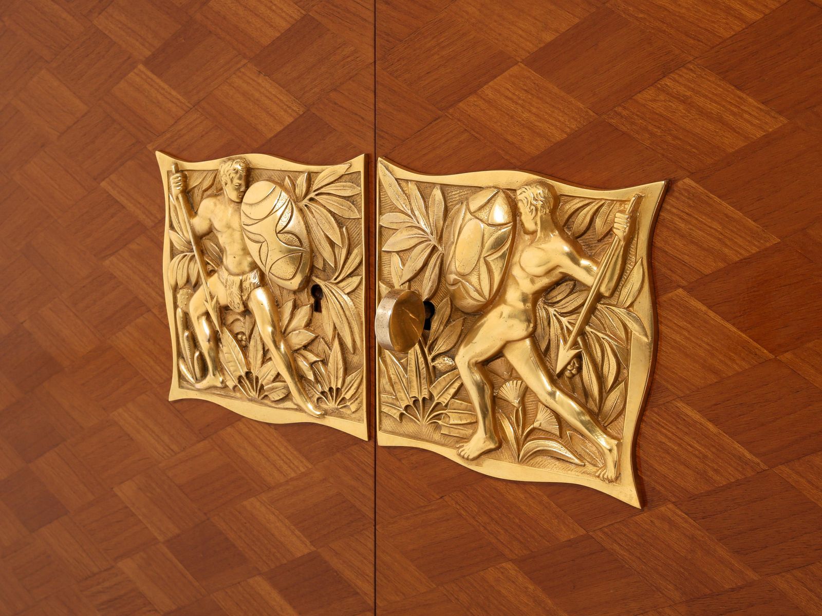 Cabinet deux portes Jules Leleu en marqueterie de bois de cerisier et bronze, 1940 photo 30021.0