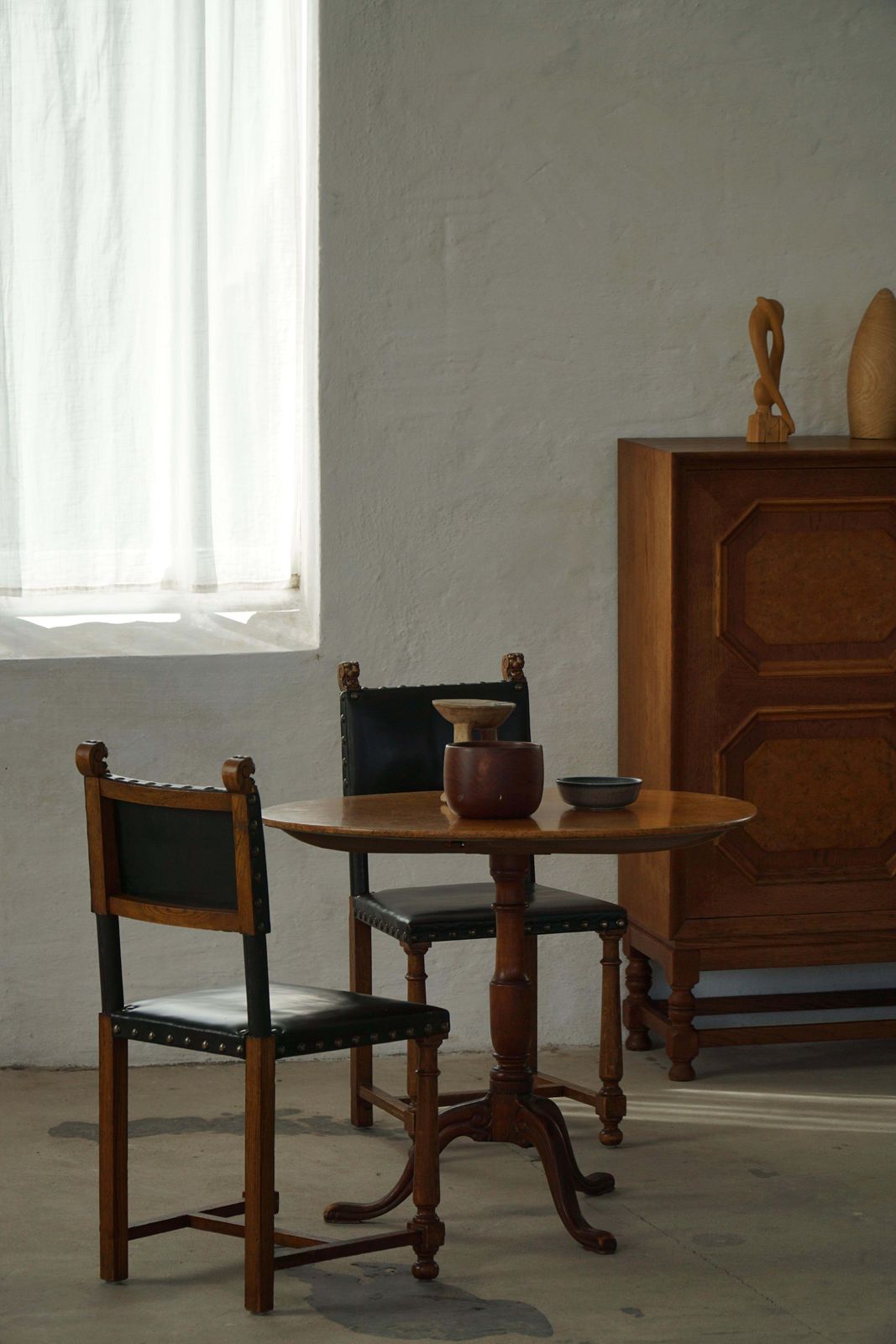 Early 19th Century, Swedish Antique Tilt Top Occasional Table In Burl Wood photo vinterior