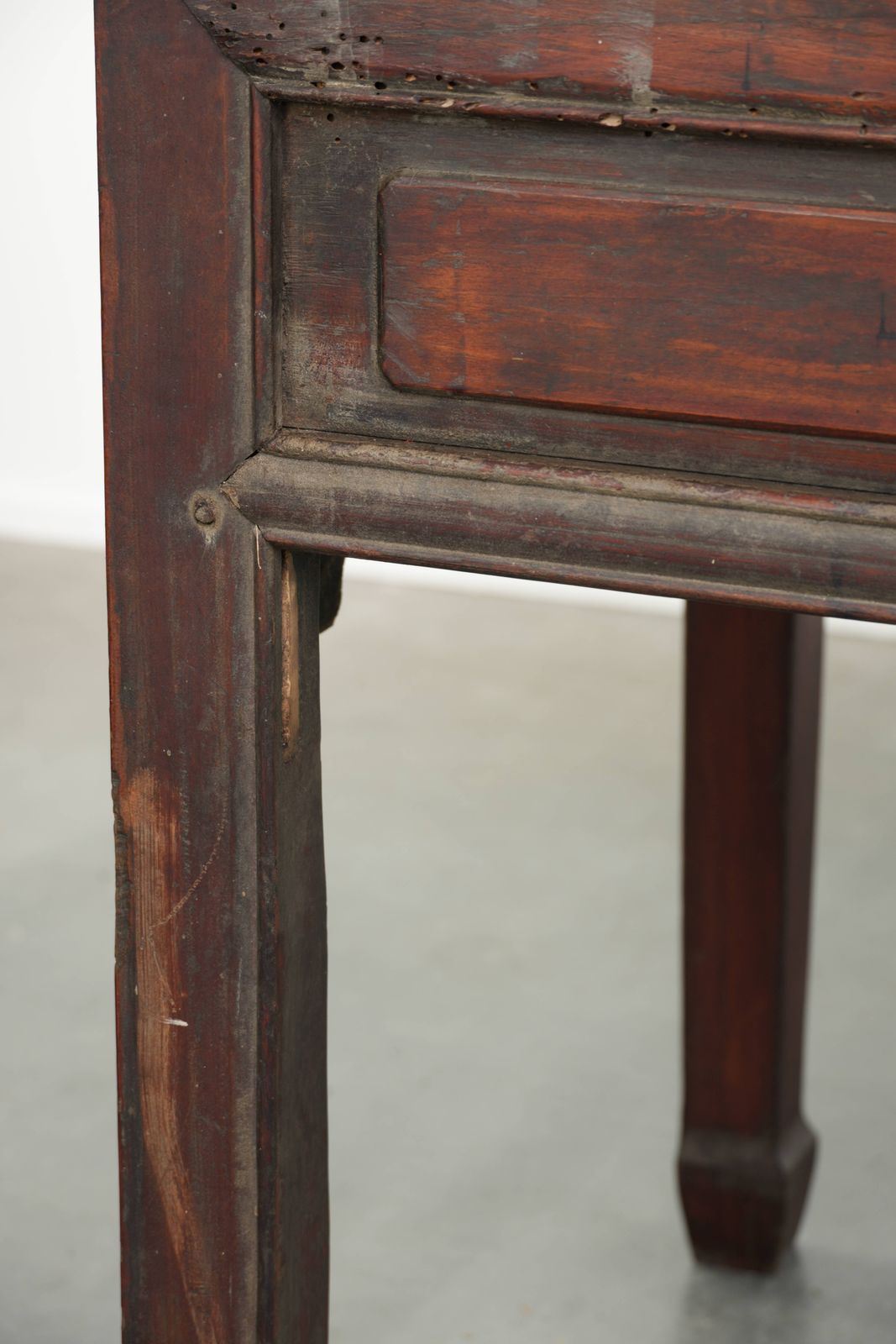 photo vintage Antique Wooden Chinese Sideboard From The Late 19th Century In A Beautiful Red Color With Exquisite Wood Carving.