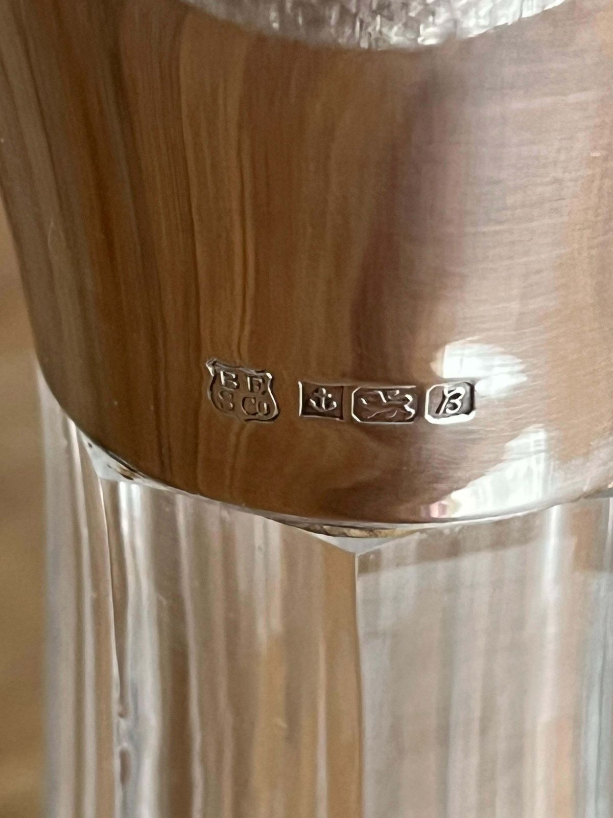 photo furniture Scheepsdecanteerkaraf van geslepen kristal met zilveren halsring, inhoud één liter, ca. 1976